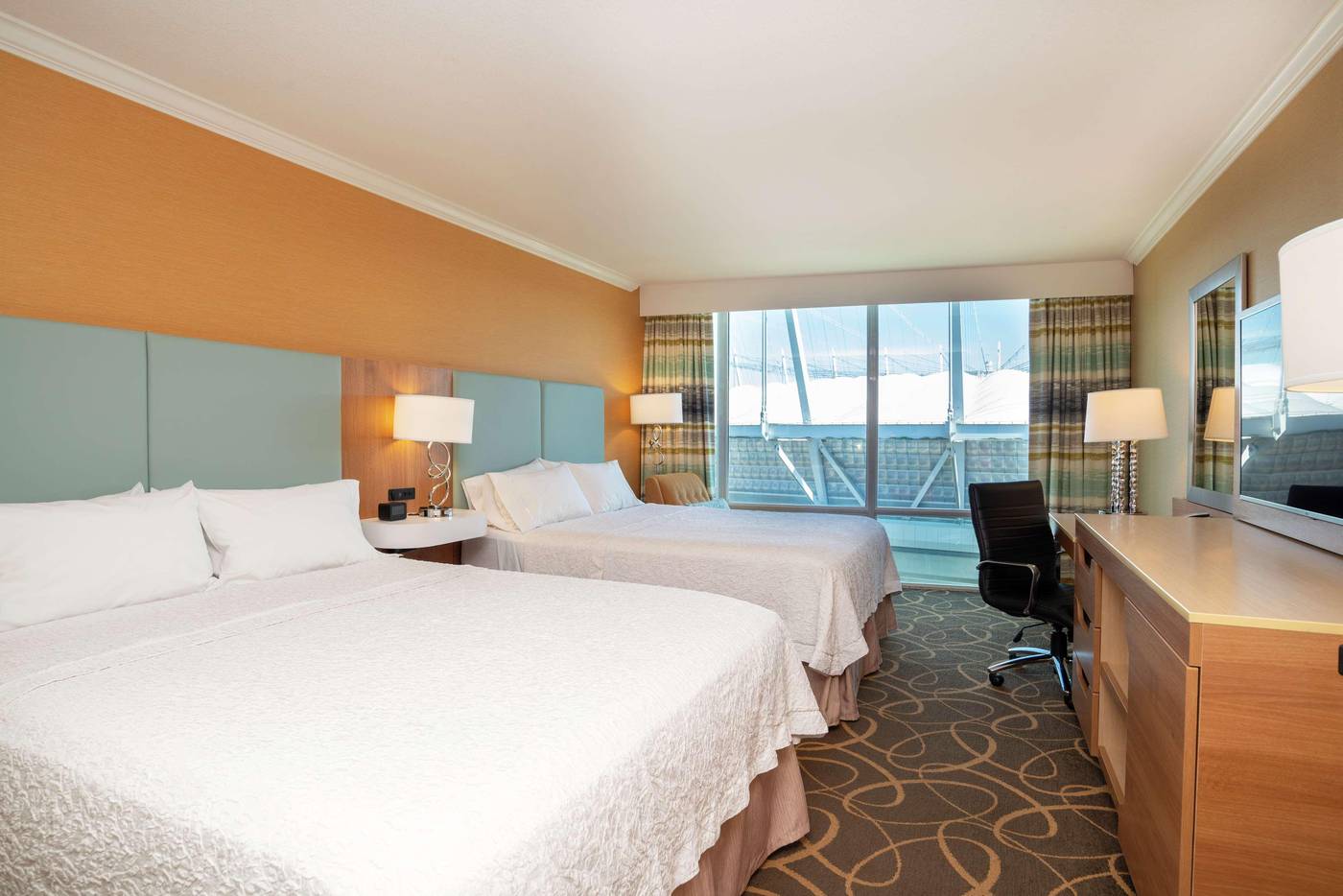 Hampton-Inn---Suites-By-Hilton-Vancouver-Downtown-Room-22