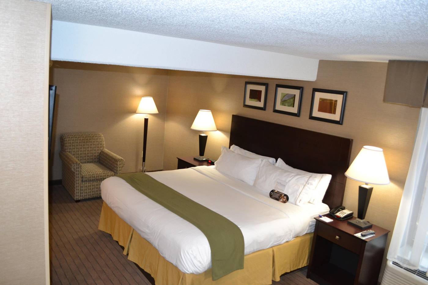 Holiday-Inn-Express-Boston-Brockton-Room-9