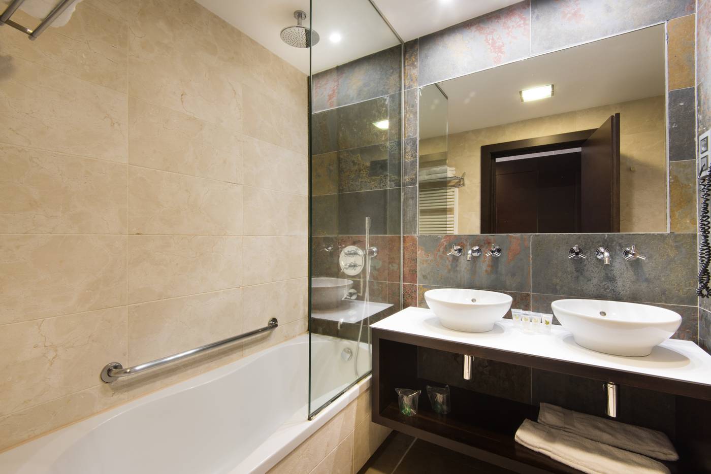 Mas-Sola-Room-40