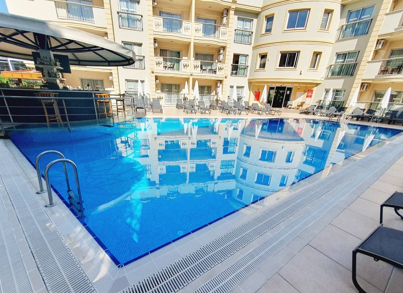 Club-Karakas-Pool-6