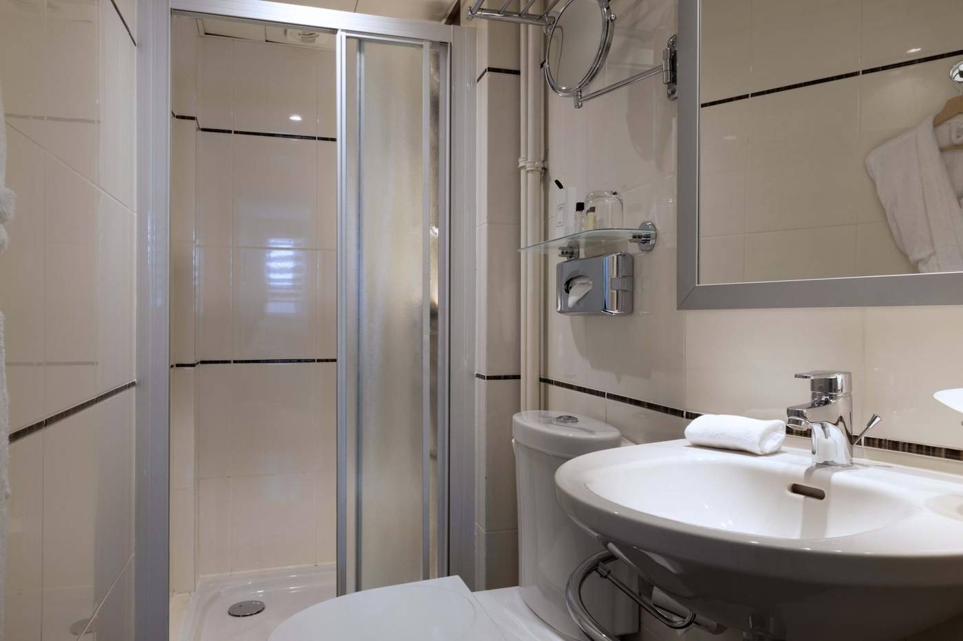 Hotel-Elysees-Bassano-Room-53