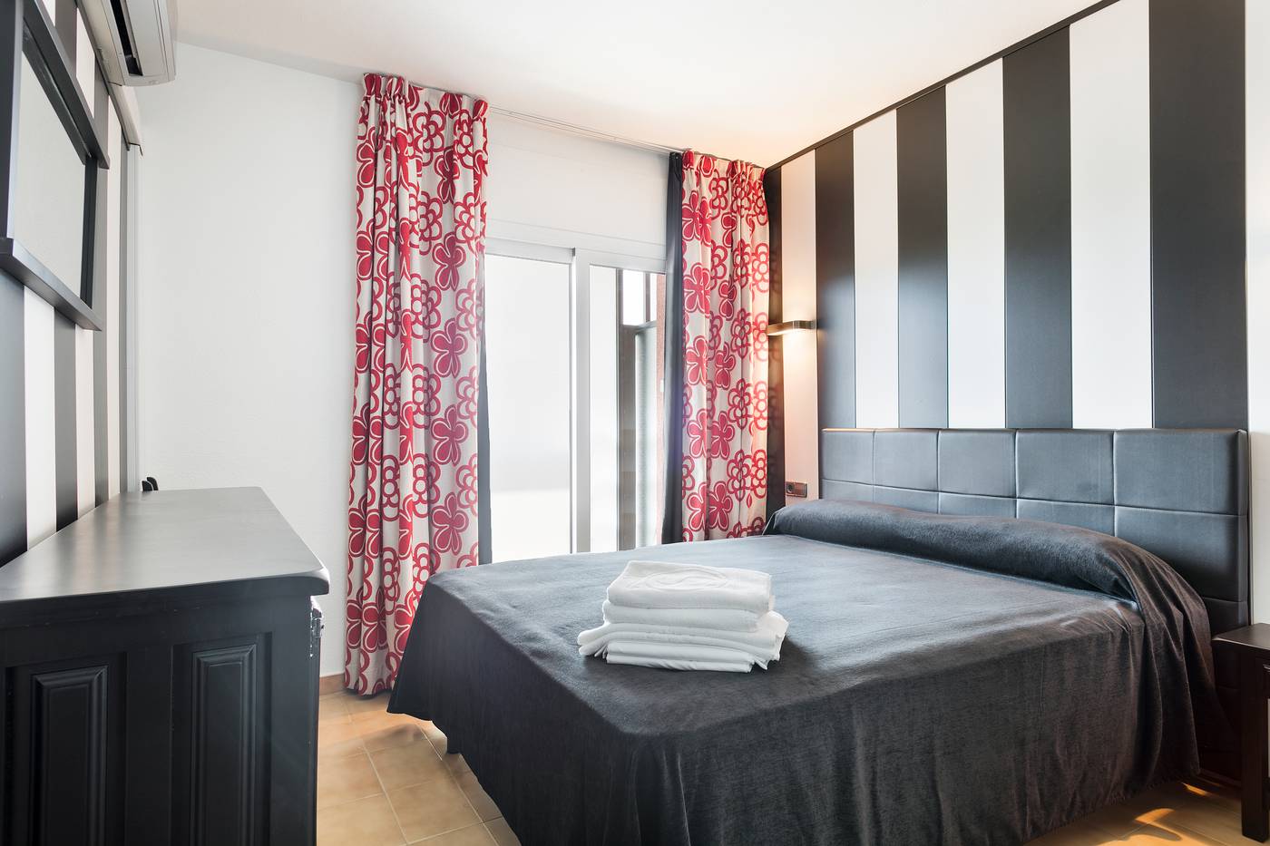 Salles-Beach-Apartments-Room-26
