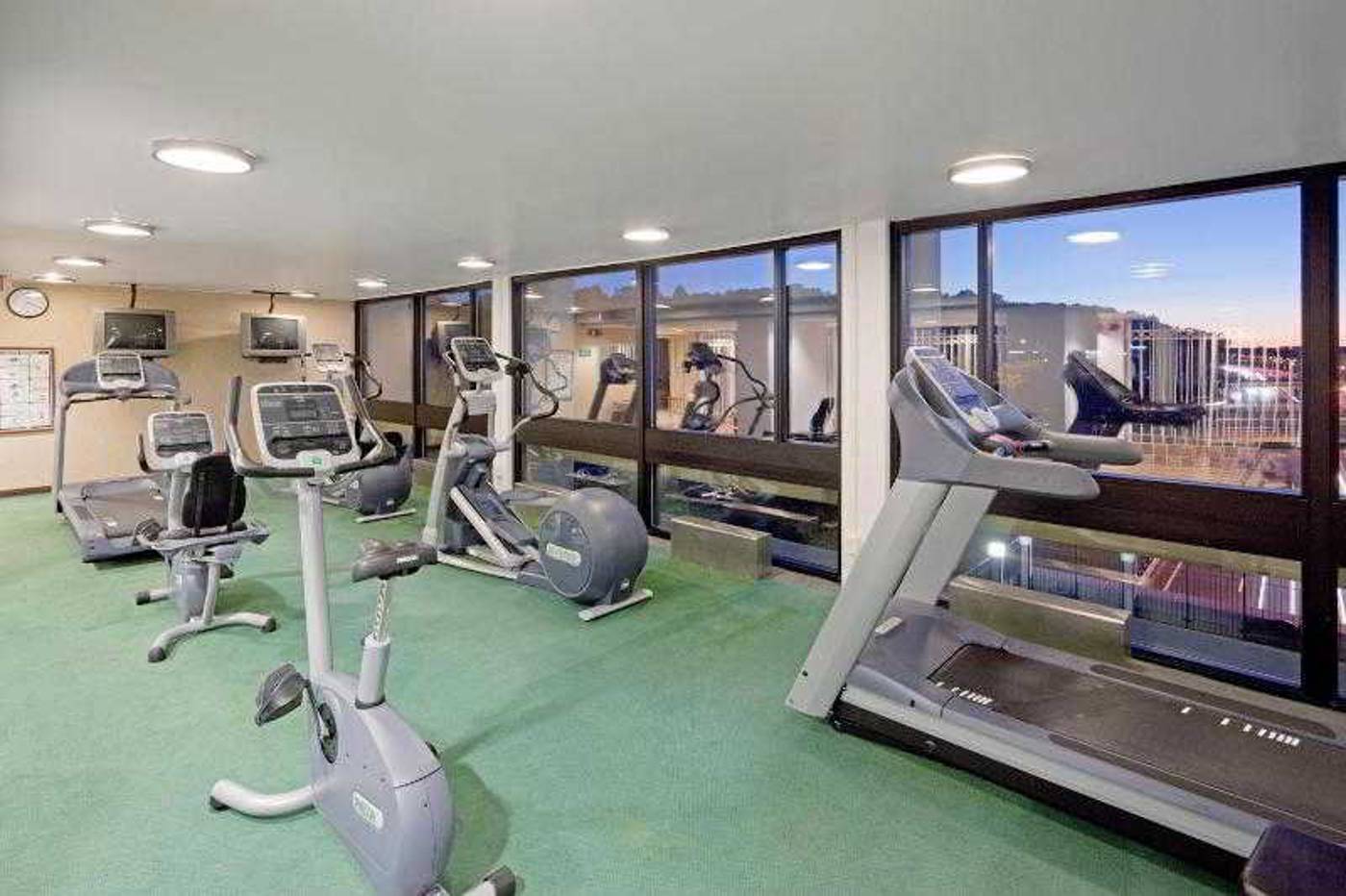 Crowne-Plaza-Boston-Newton-Hotel-Sports-and-Entertainment-56