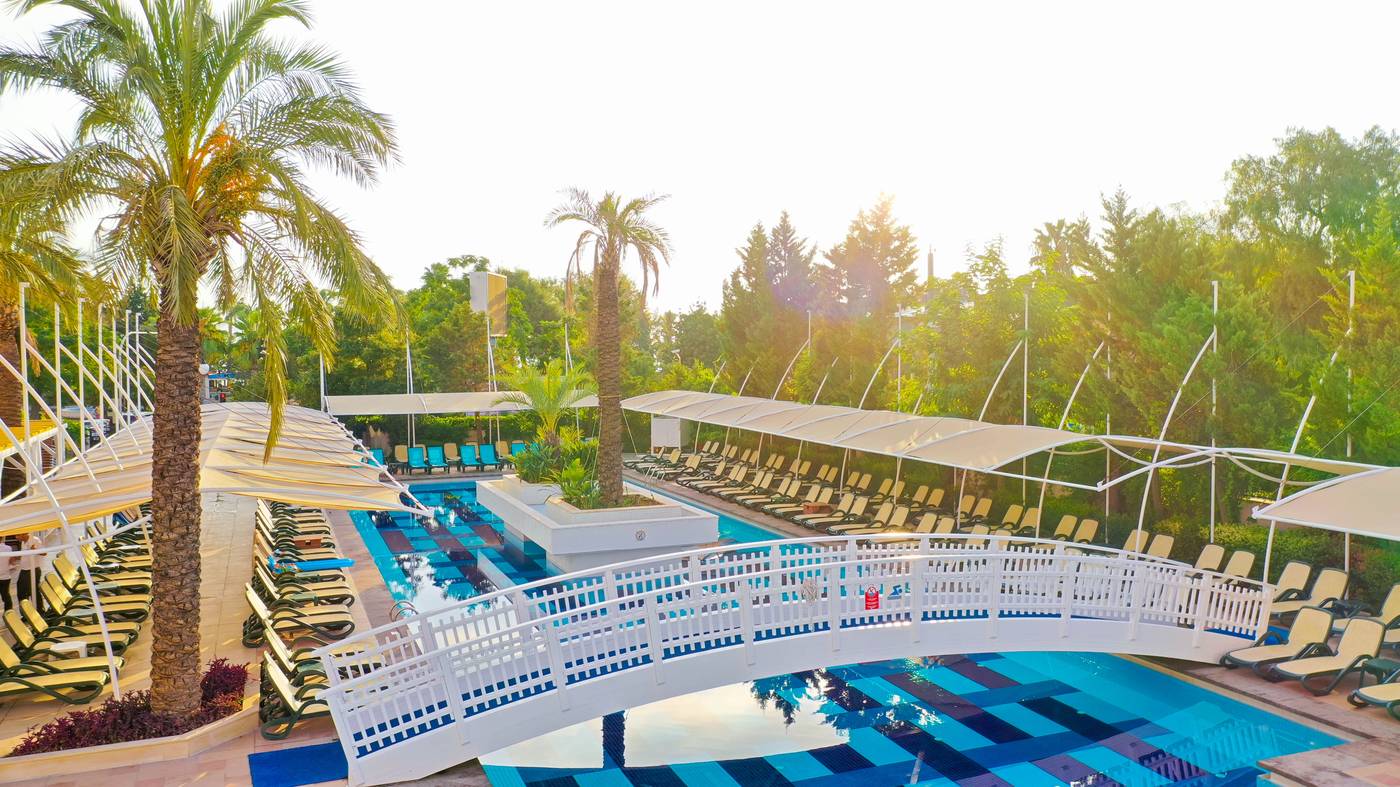 Crystal Deluxe Resort 
