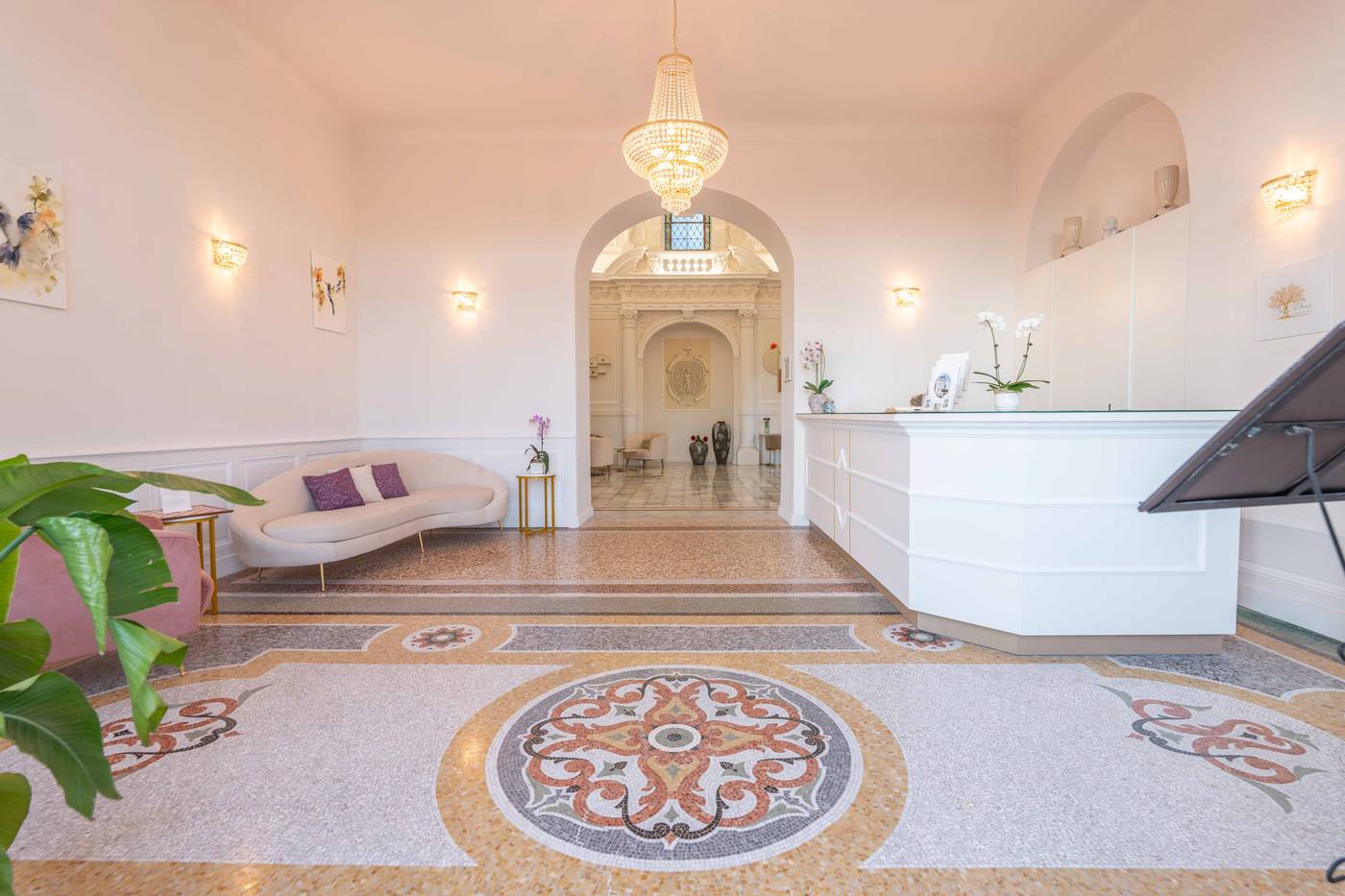 Hotel-L-Orangeraie-Lobby-52