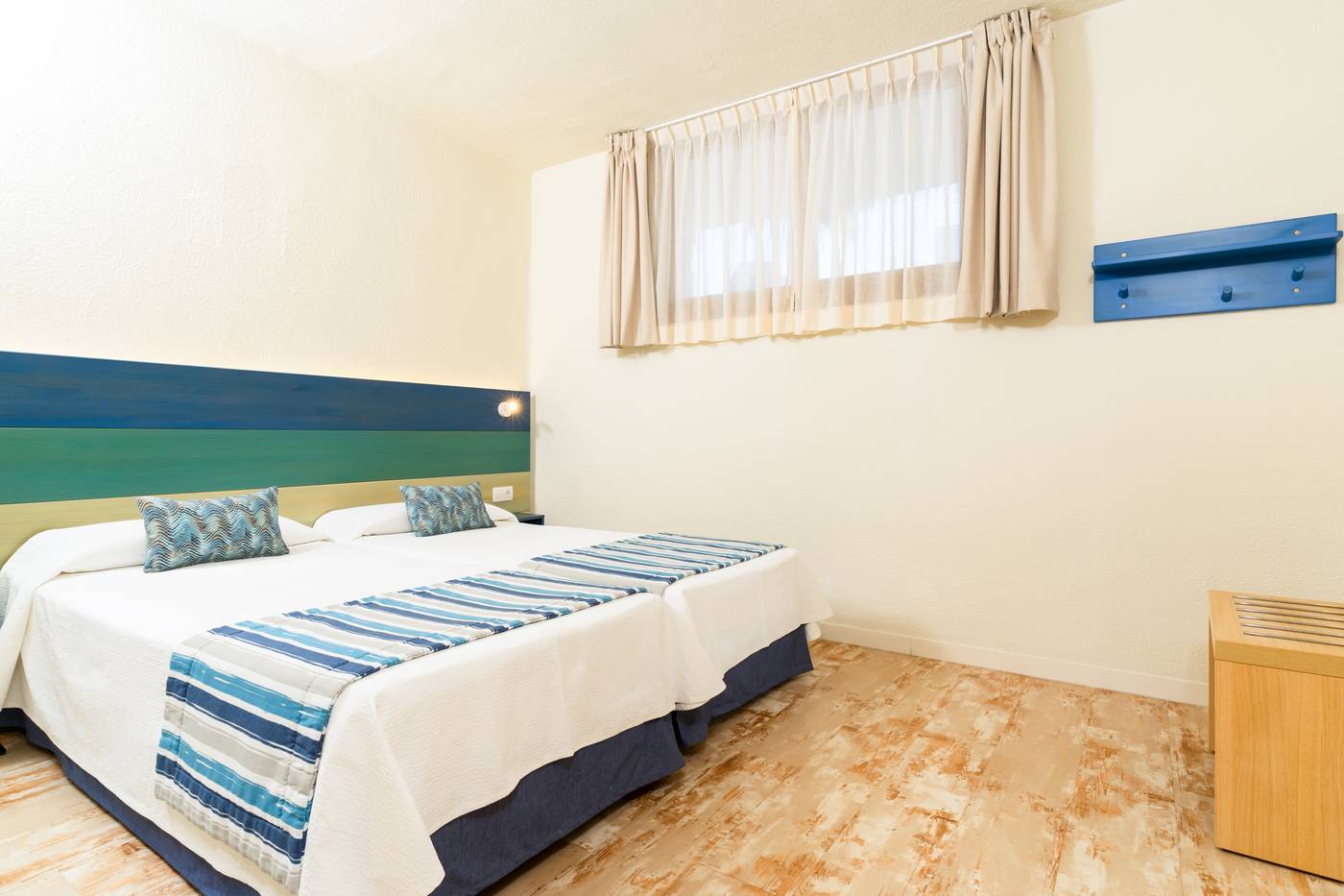 Hovima-La-Pinta-Beachfront-Family-Hotel-Room-28