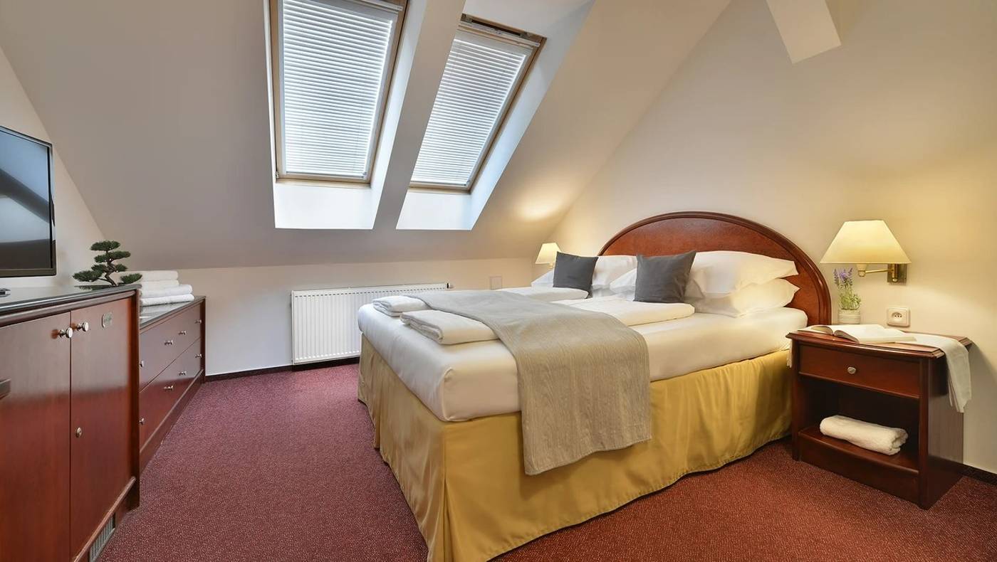 Prague-Season-Room-8