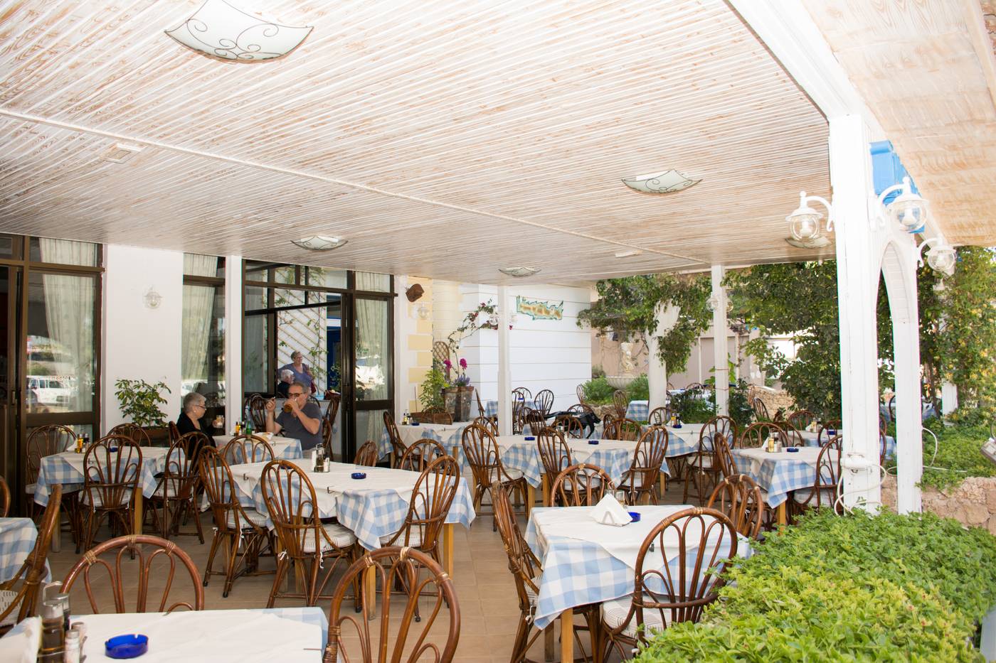 Uncle-George-Studios---Apartments-Restaurant-7