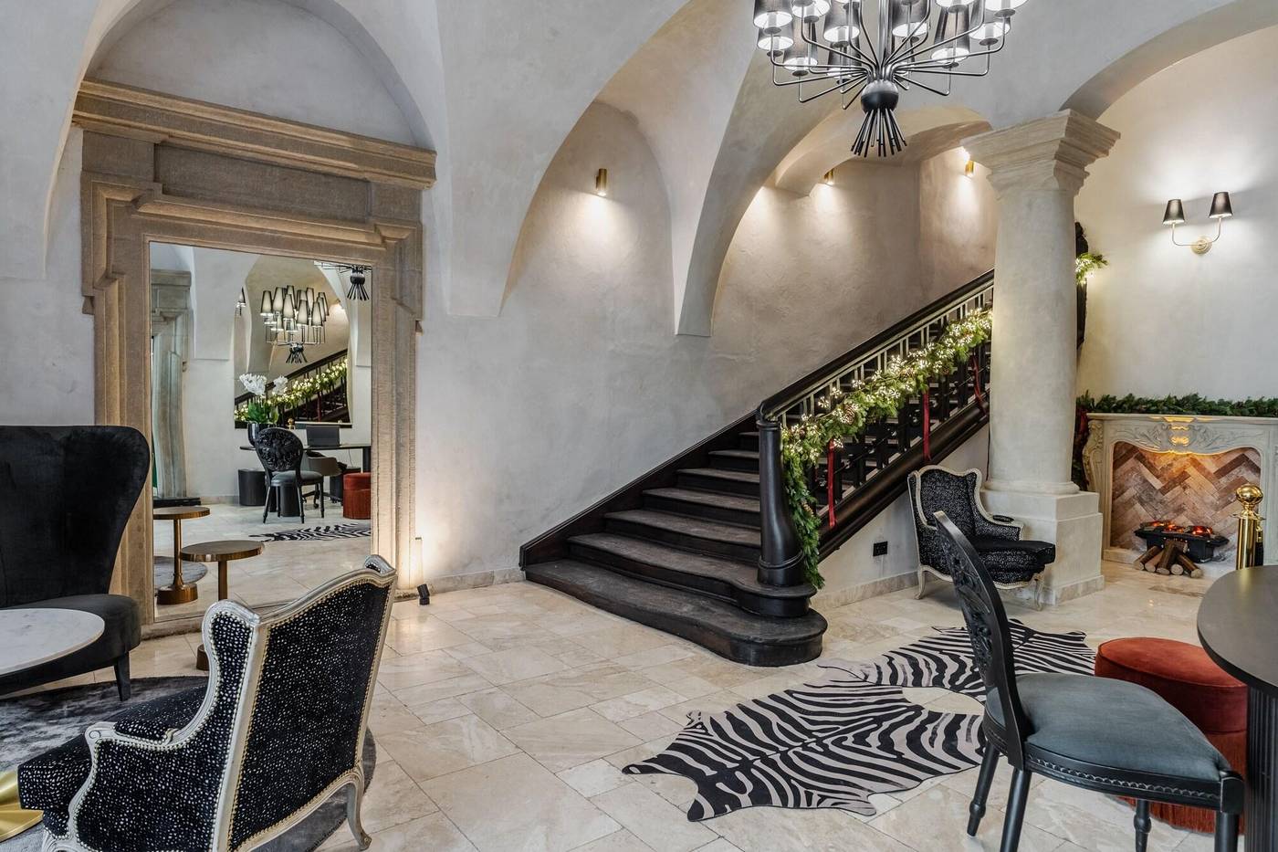 Hotel-Unicus-Palace-Old-Town---Destigo-Hotels-Lobby-11