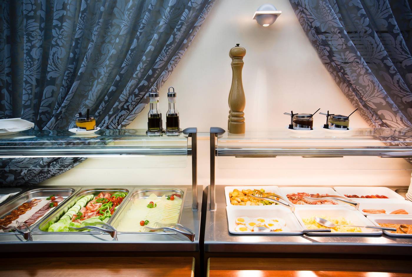 Luxury-Family-Hotel-Royal-Palace-Restaurant-27