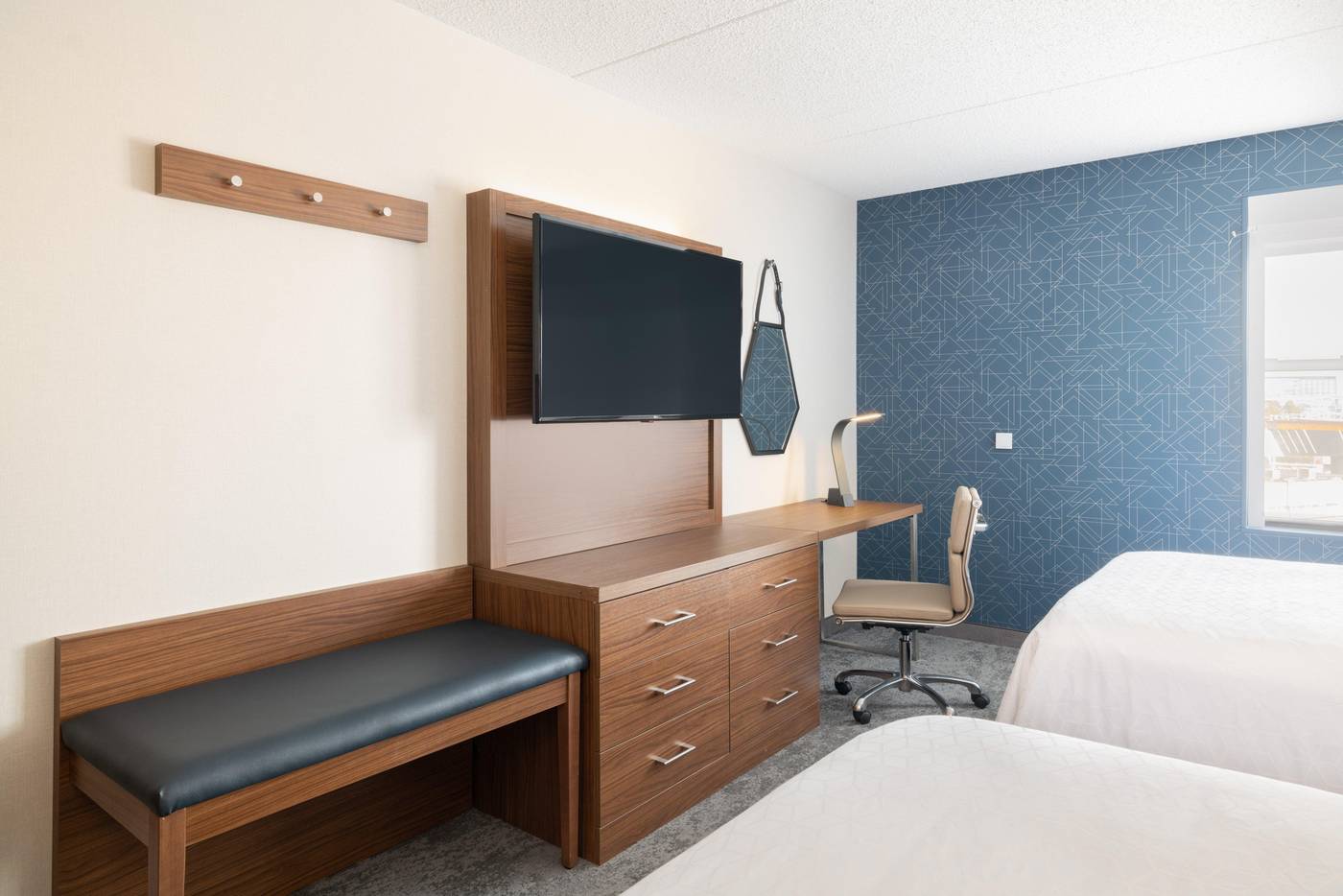 Holiday-Inn-Express---Suites-Boston---Cambridge-Room-15