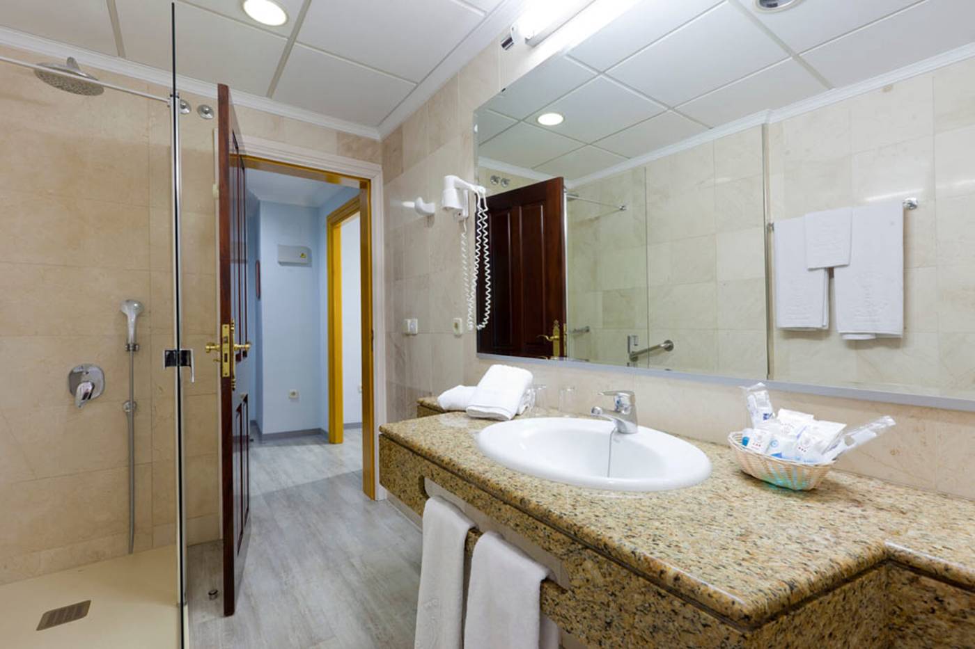 Don-Curro-Room-22