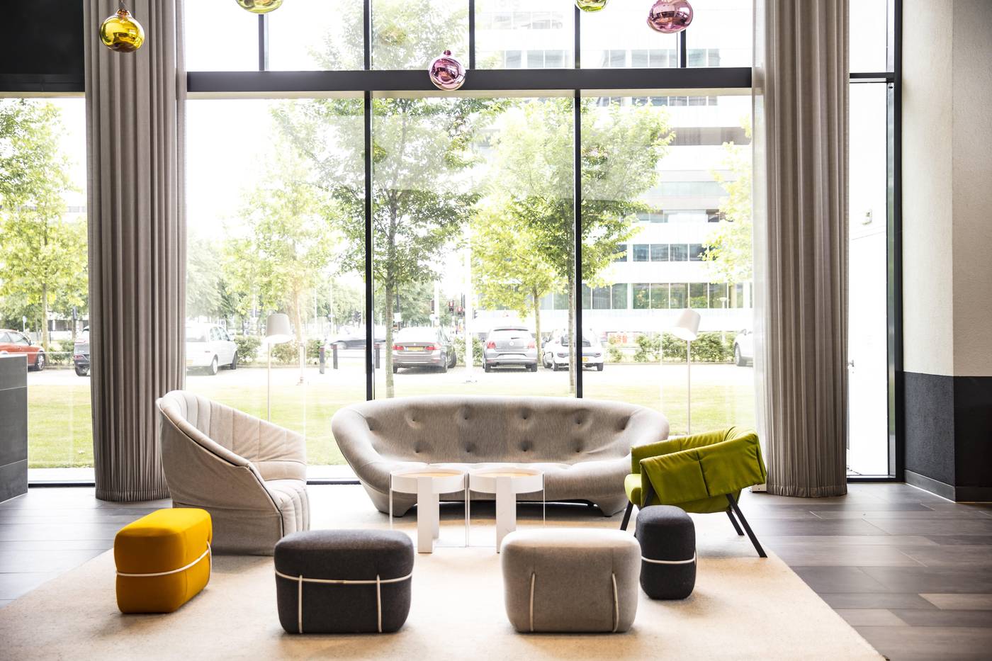 Holiday-Inn-Express-Amsterdam-Arena-Towers-Lobby-25