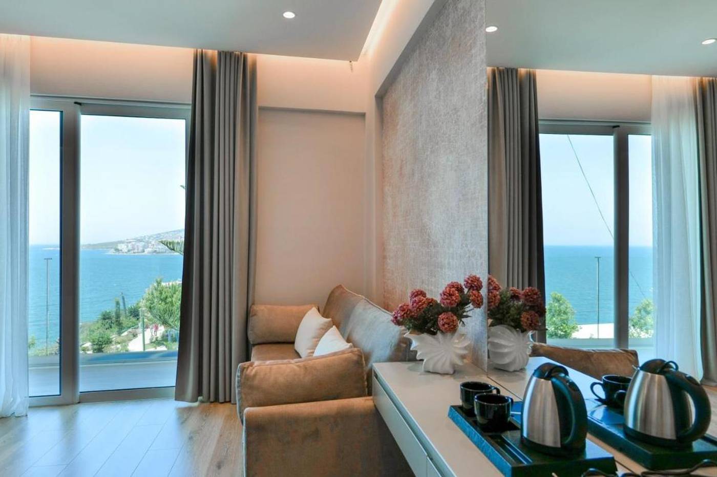 Hotel Oasis 12.12.25