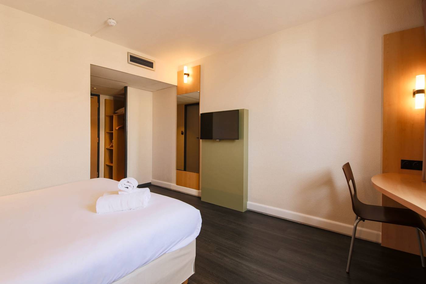 easyHotel-Nice-Palais-de-Congres-Room-19