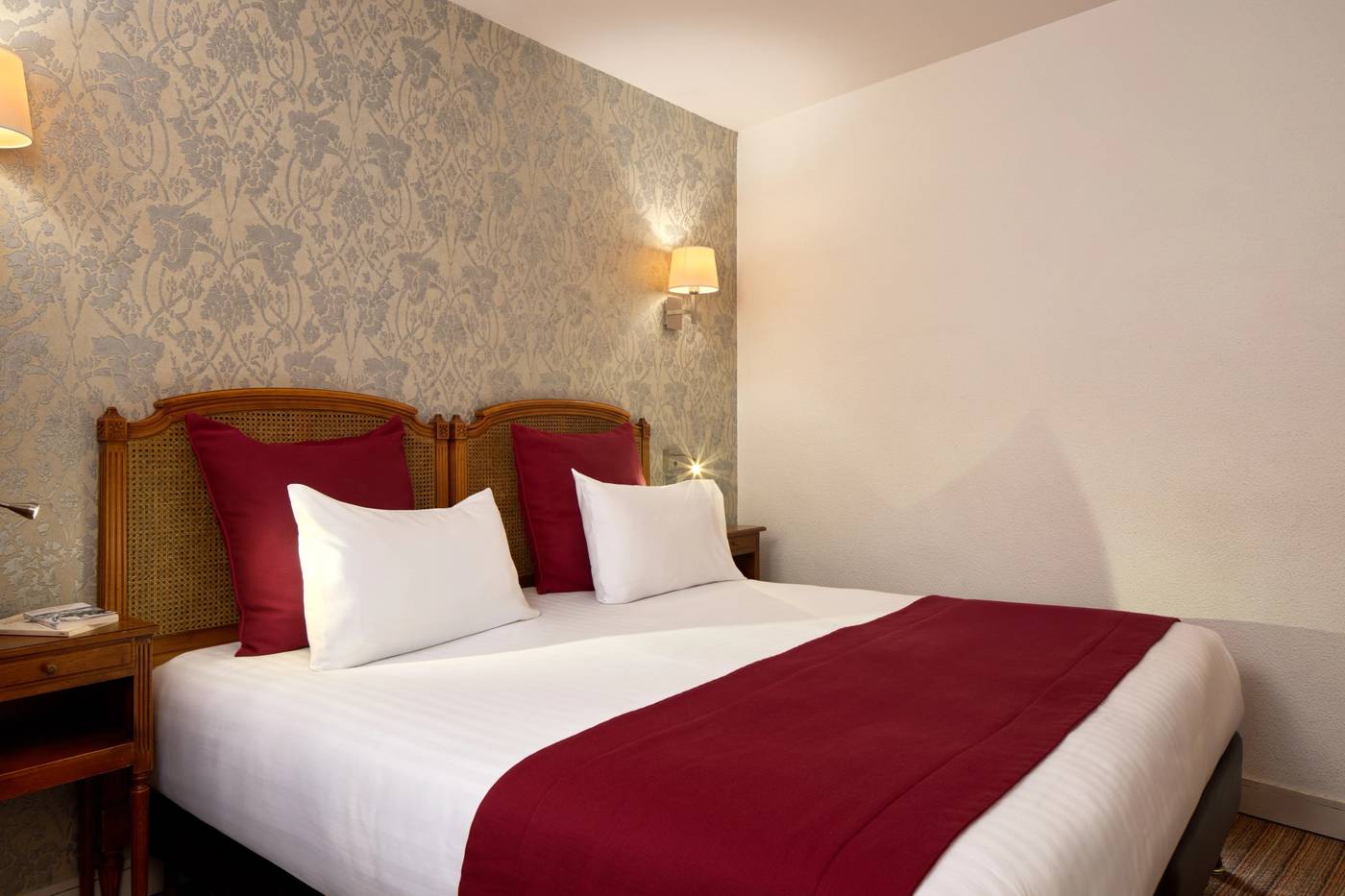 Best-Western-Tour-Eiffel-Invalides-Room-12