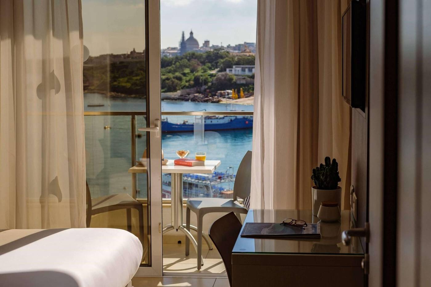 Hotel-115-The-Strand-Hotel-and-Suites-Room-42