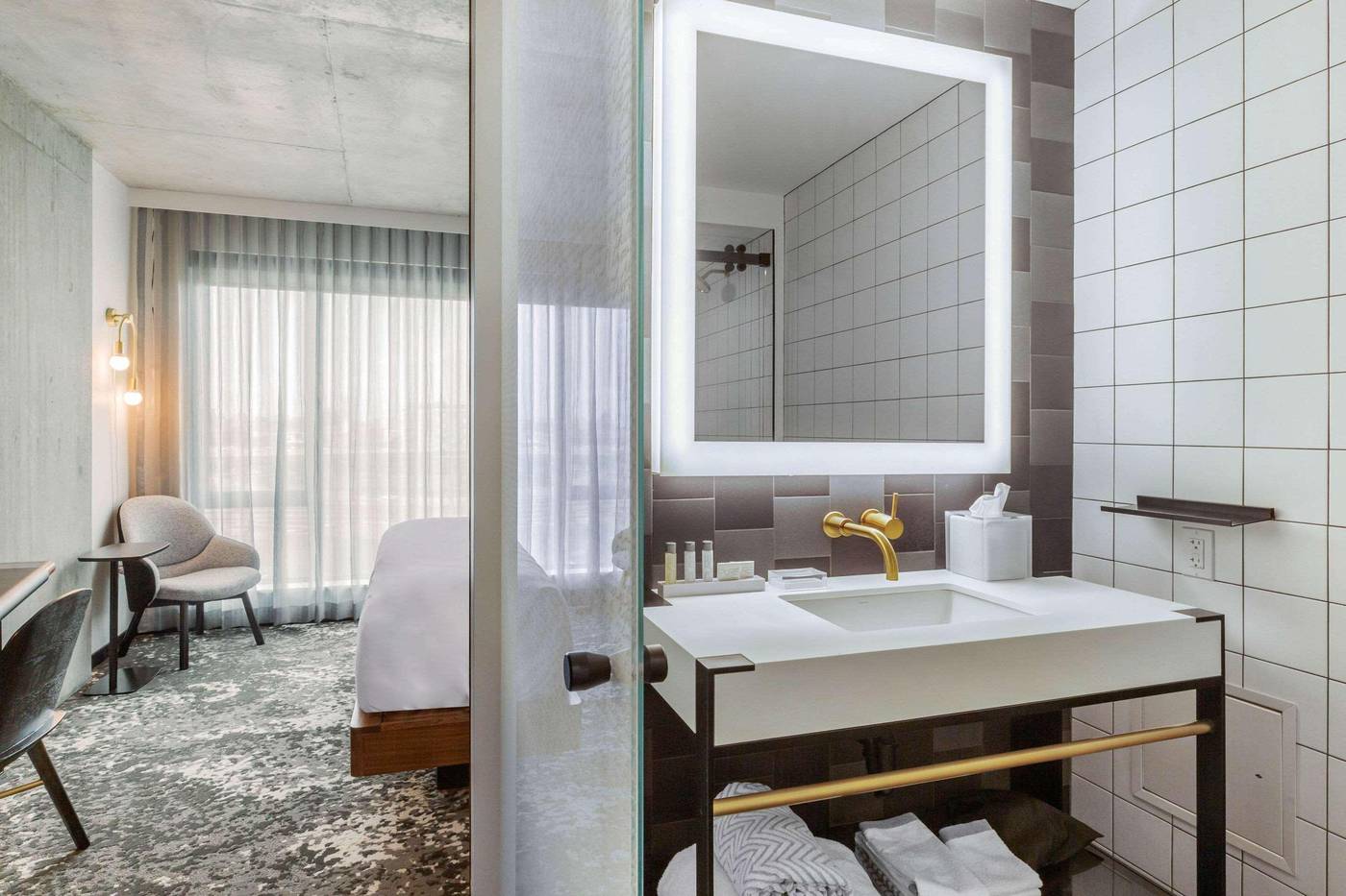 Cambria-Hotel-Boston-Downtown-South-Boston-Room-40