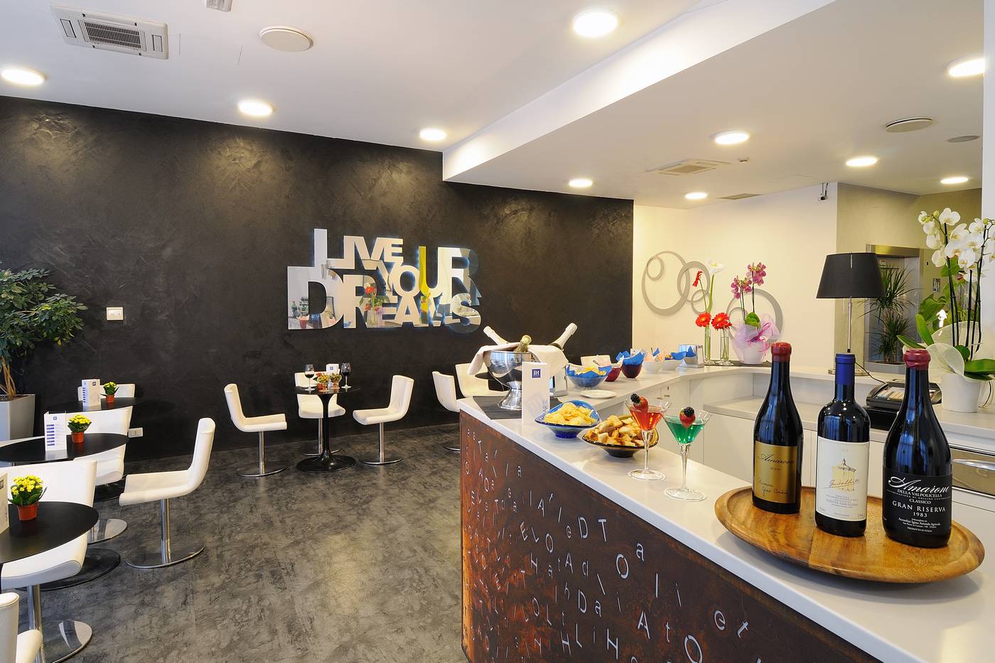 iH-Hotels-Milano-Lorenteggio-Lobby-7