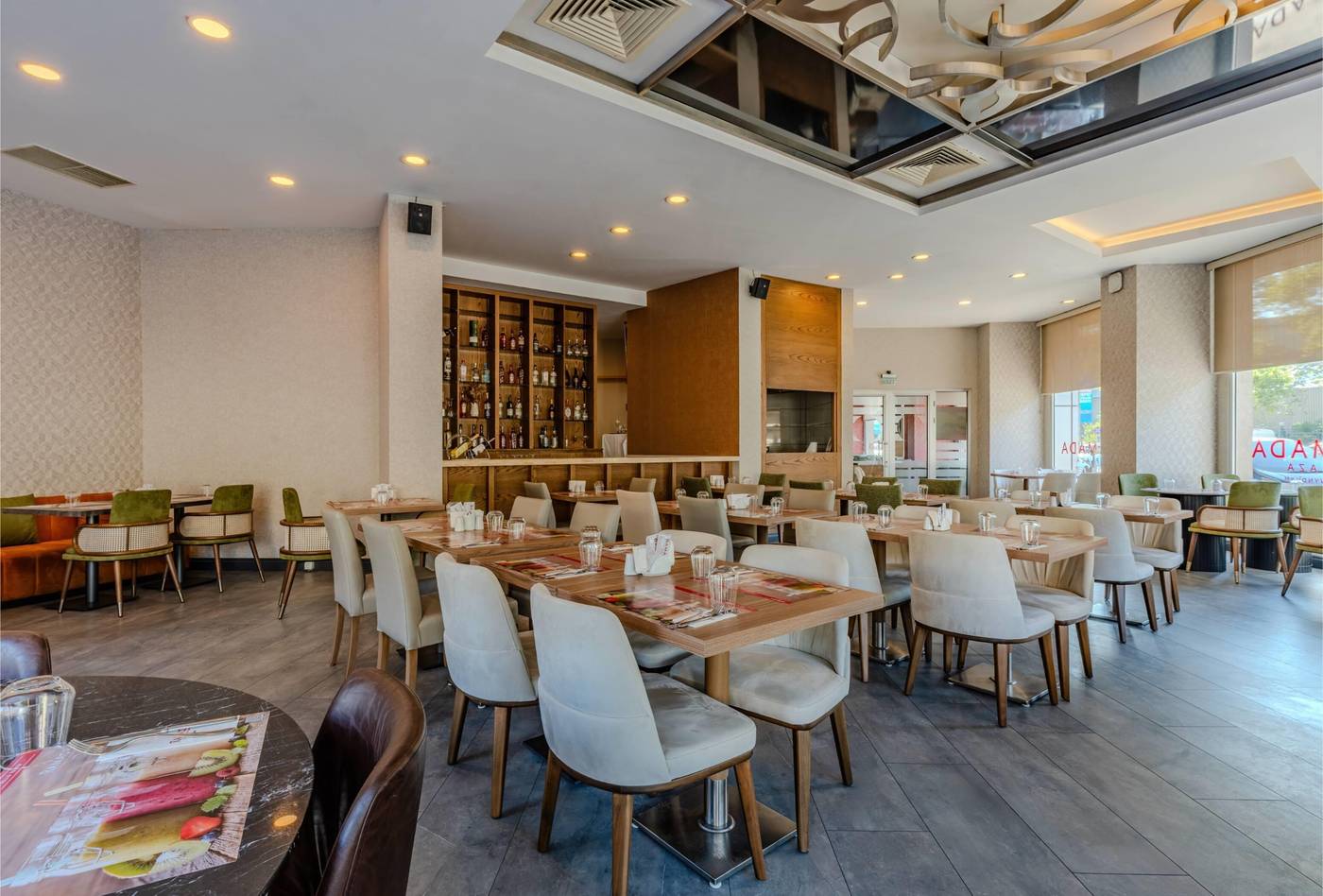 Ramada-Plaza-Izmir-Restaurant-54