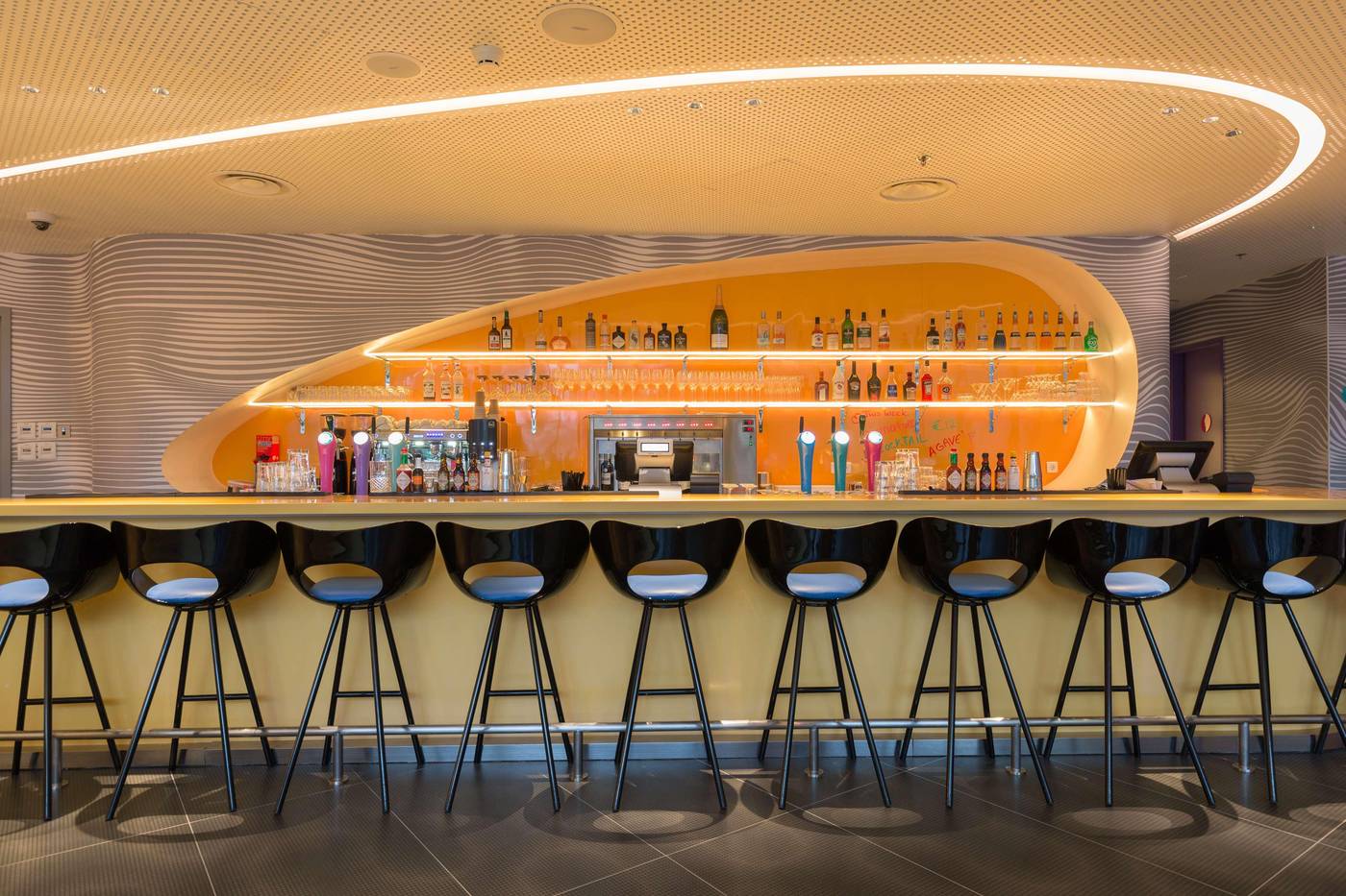 Park-Inn-By-Radisson-Amsterdam-City-West-Bar-13