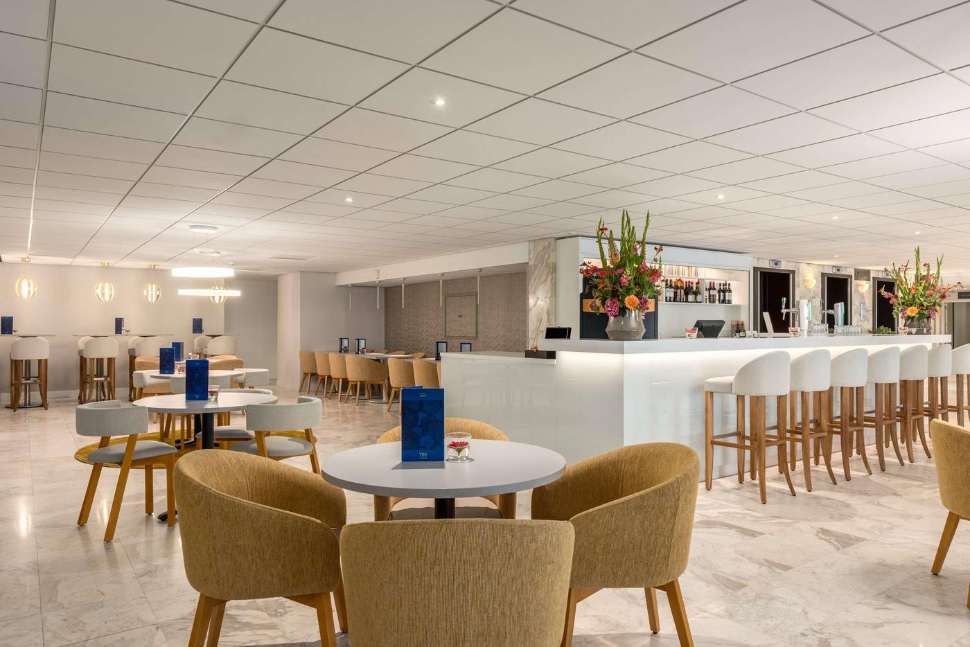 NH-Amsterdam-Schiphol-Airport-Bar-11