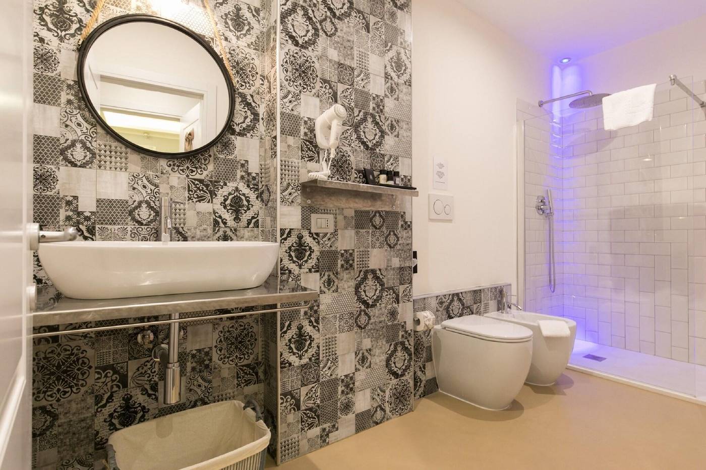 Trevi-Contemporary-Suite-Room-29