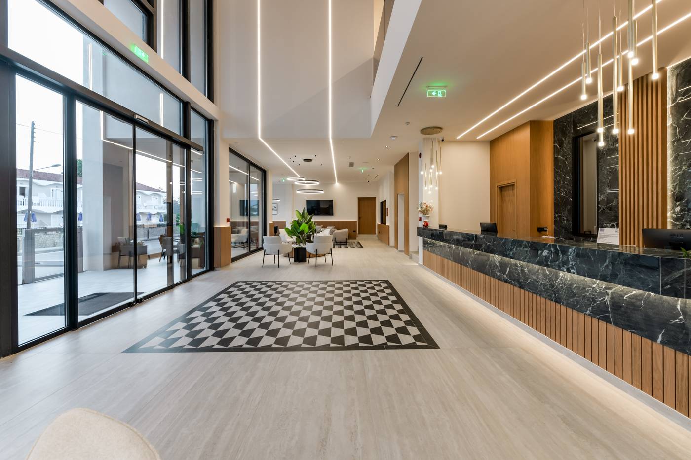 Canadian-Hotel-Lobby-58