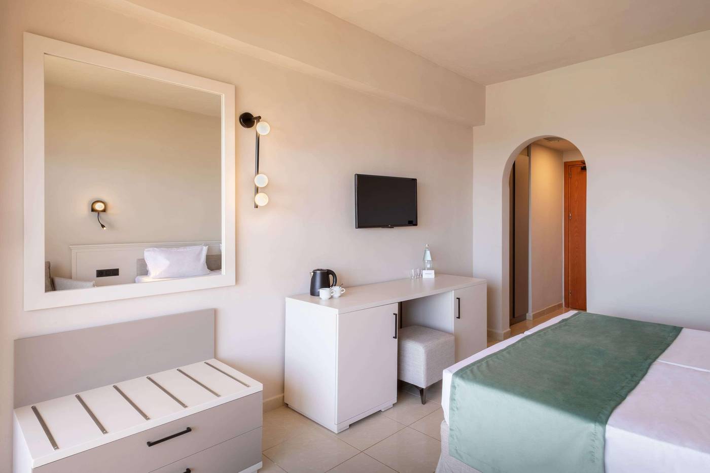 Sol-Cosmopolitan-Rhodes-Room-38