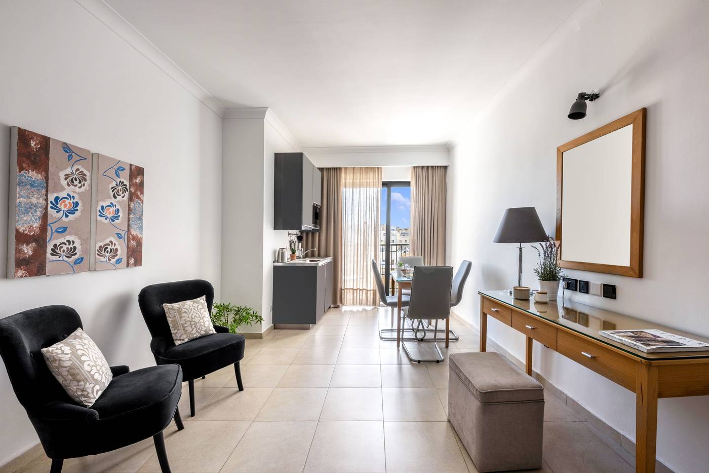 The-Plaza-and-Plaza-Regency-Hotels-Room-20