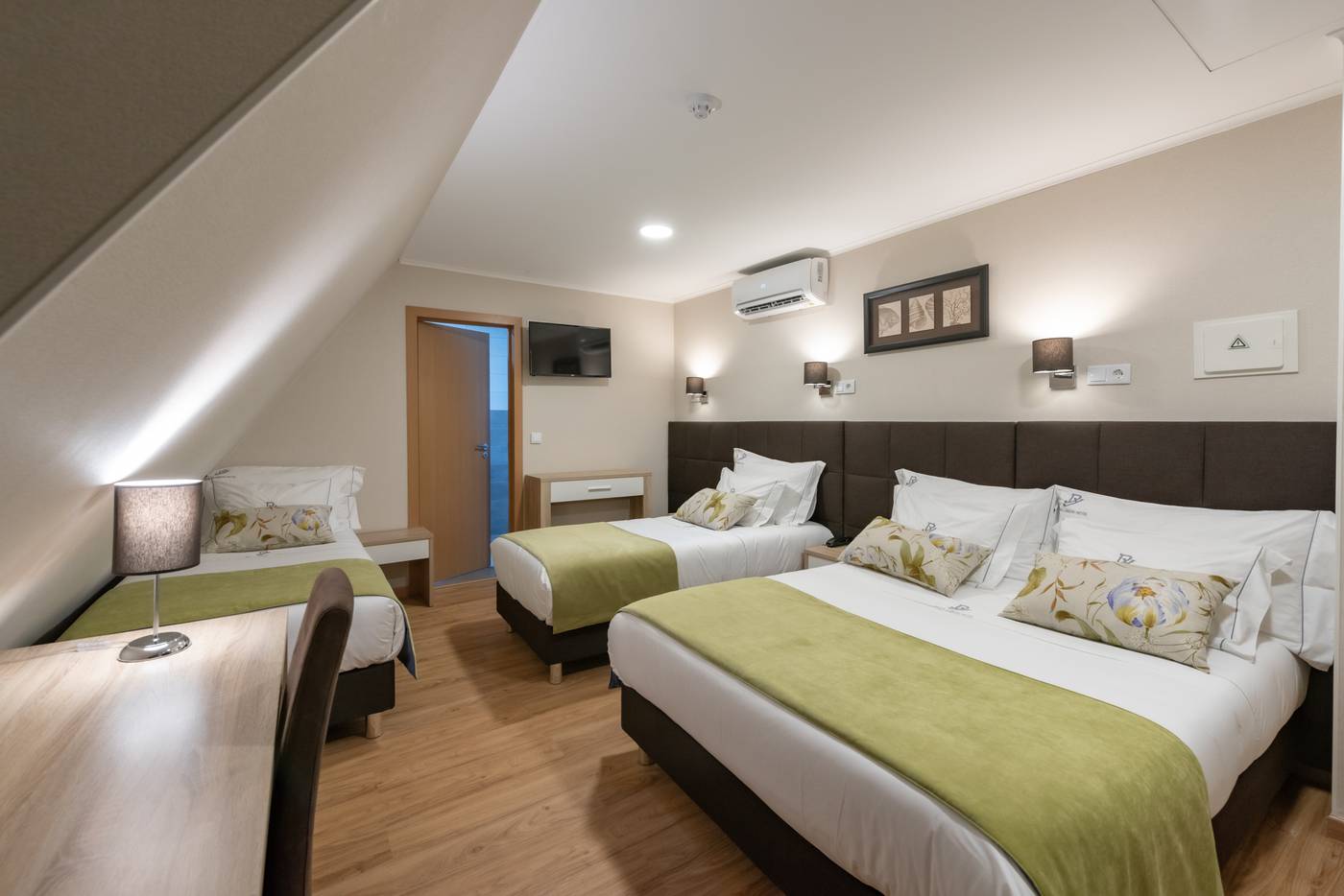 Dinya-Lisbon-Hotel---Lounge-Bar-Room-7