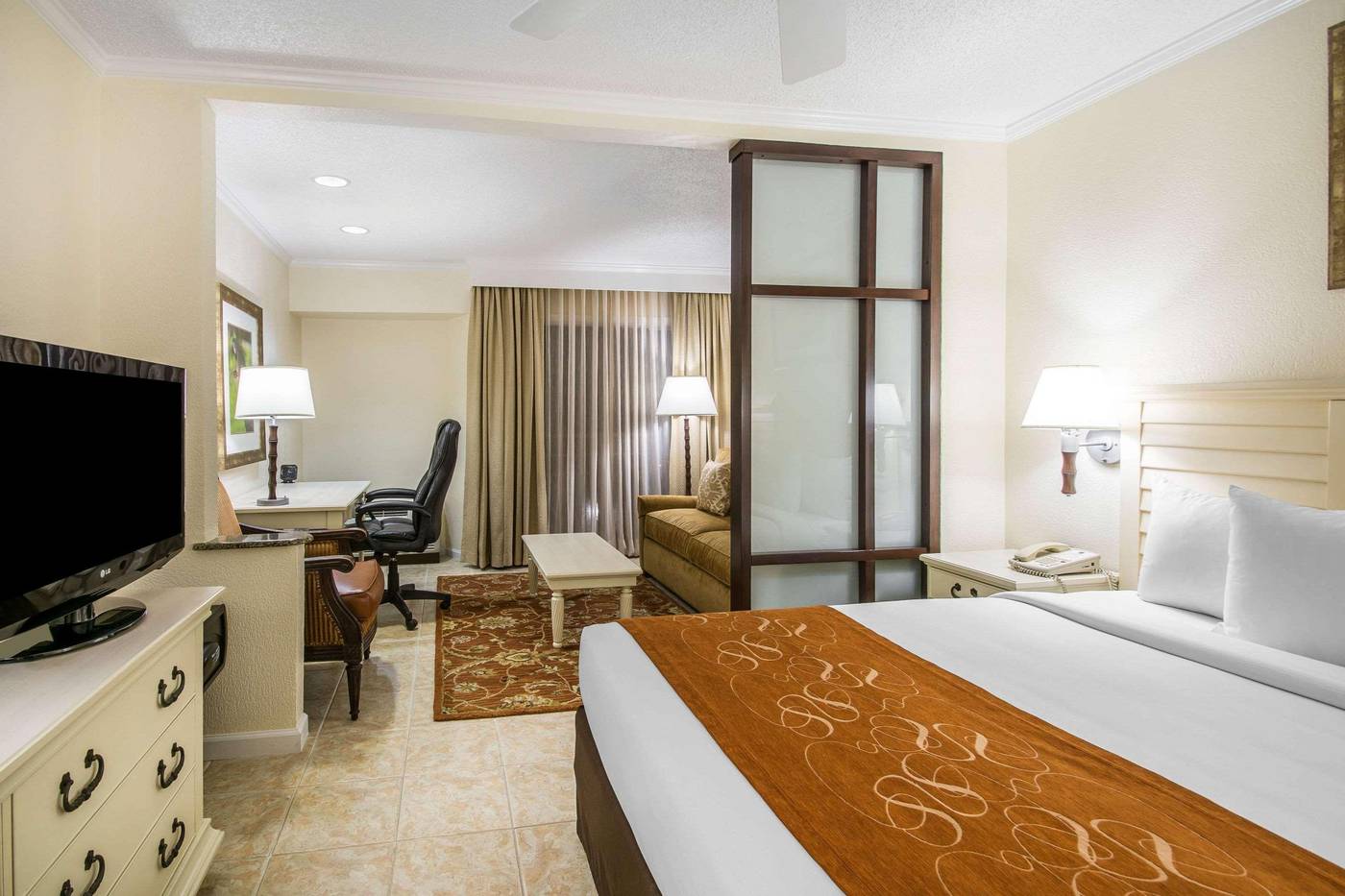 Comfort-Suites-Paradise-Island-Room-25