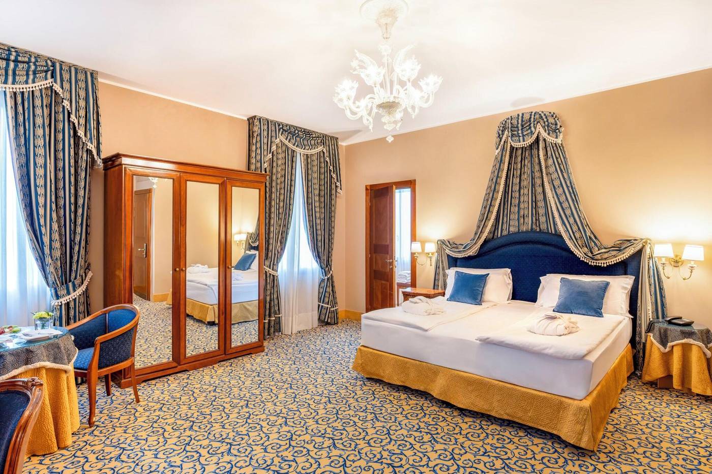 Al-Ponte-Dei-Sospiri-Junior-Suites-Room-9