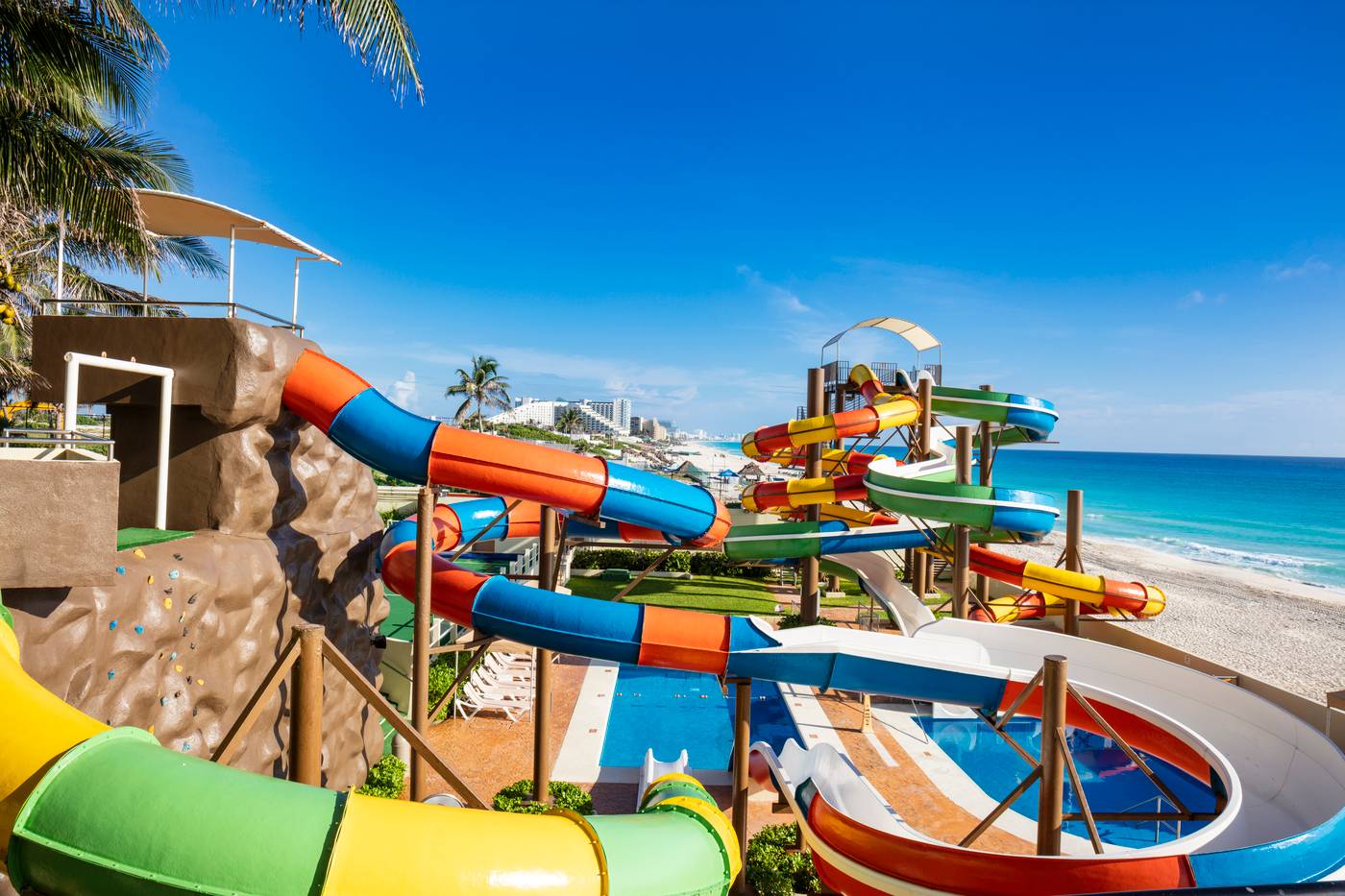 Crown-Paradise-Club-Cancun-Sports-and-Entertainment-61