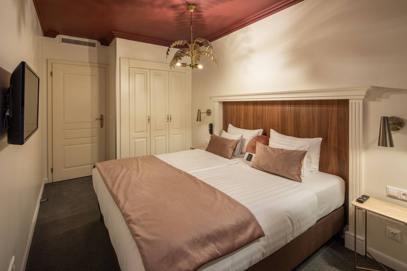 Queen-s-Court-Hotel-and-Residence-Room-35