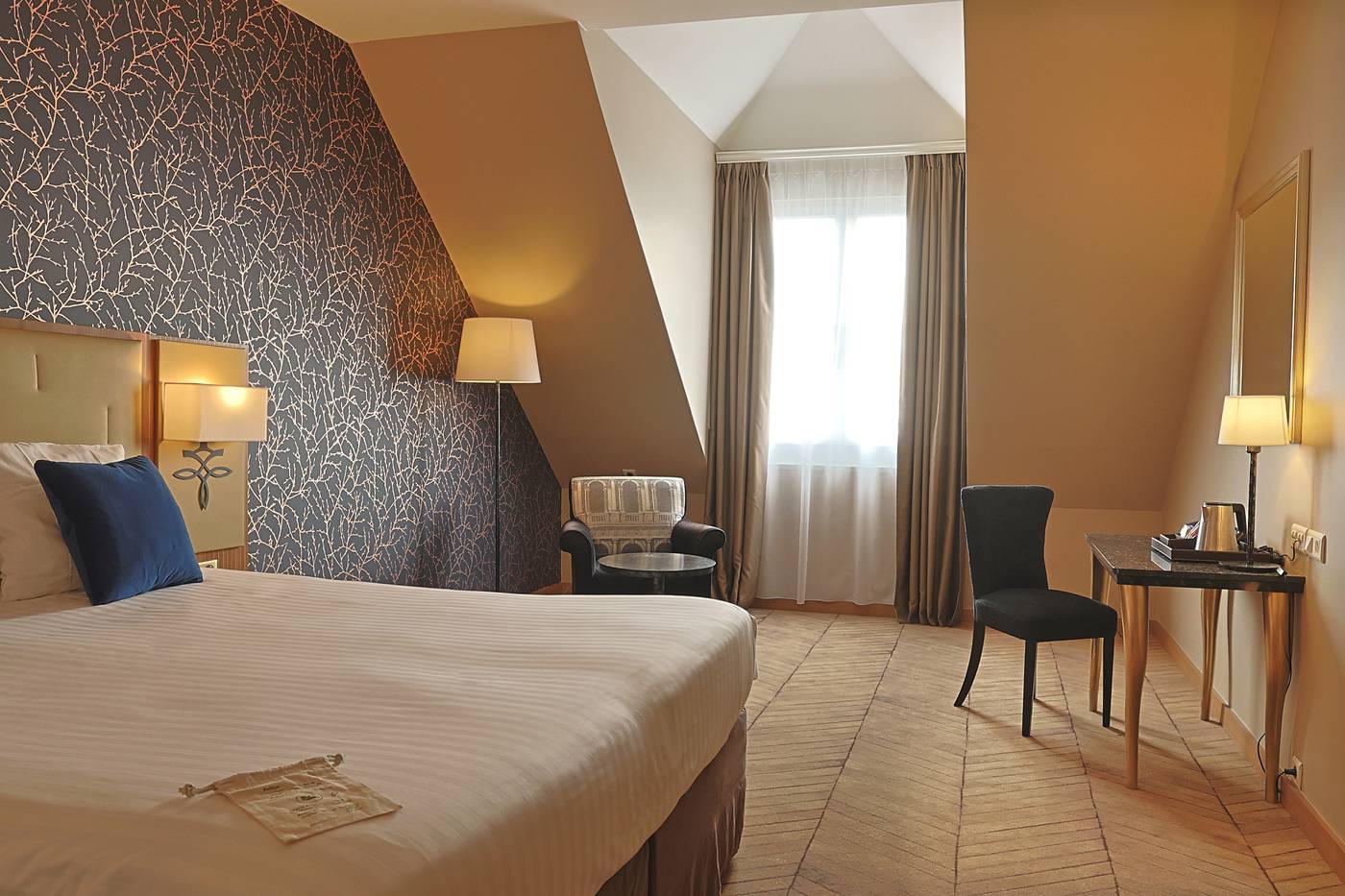 Dream-Castle-Paris-Room-6