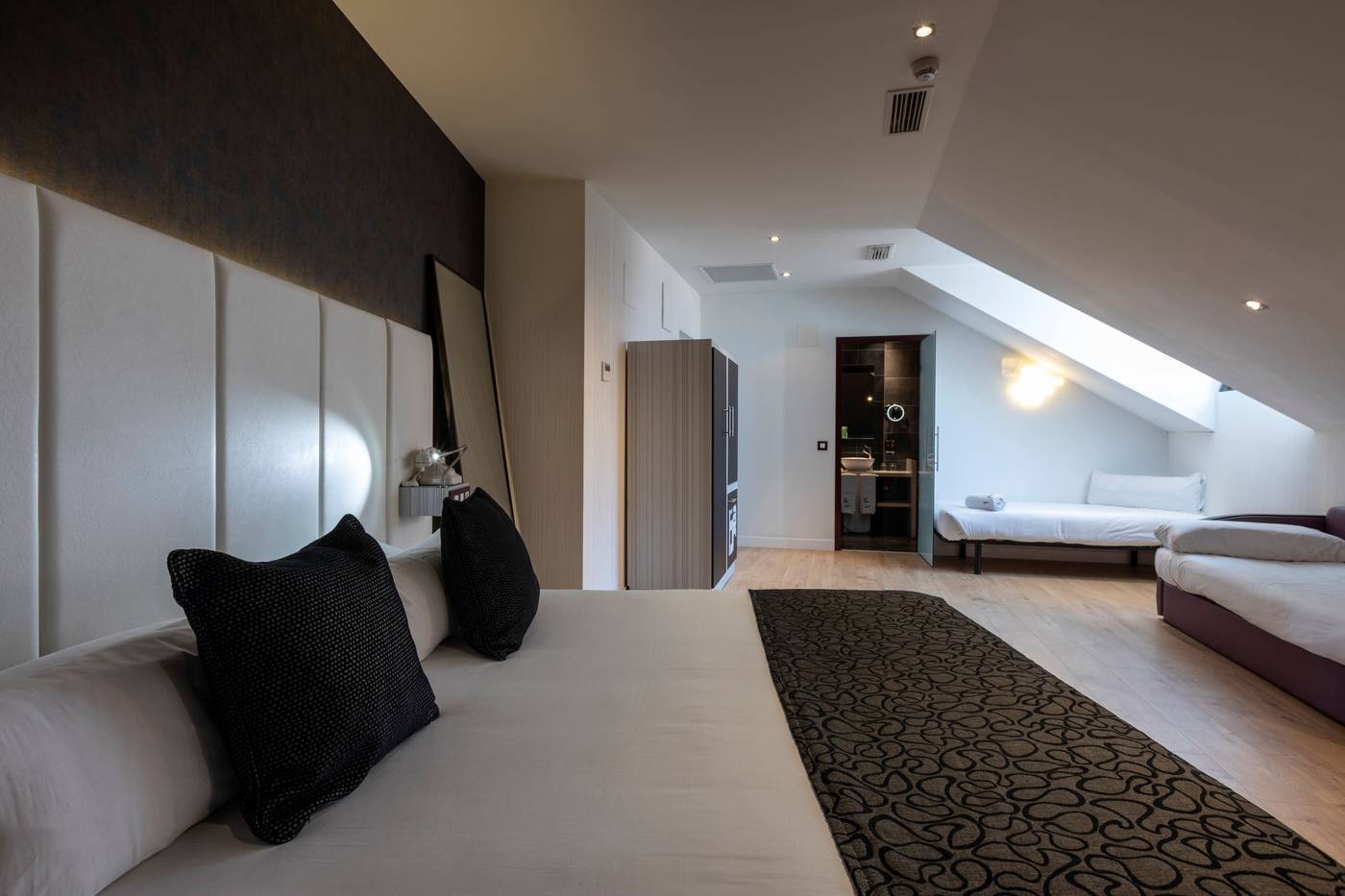 Petit-Palace-Santa-Barbara-Room-9