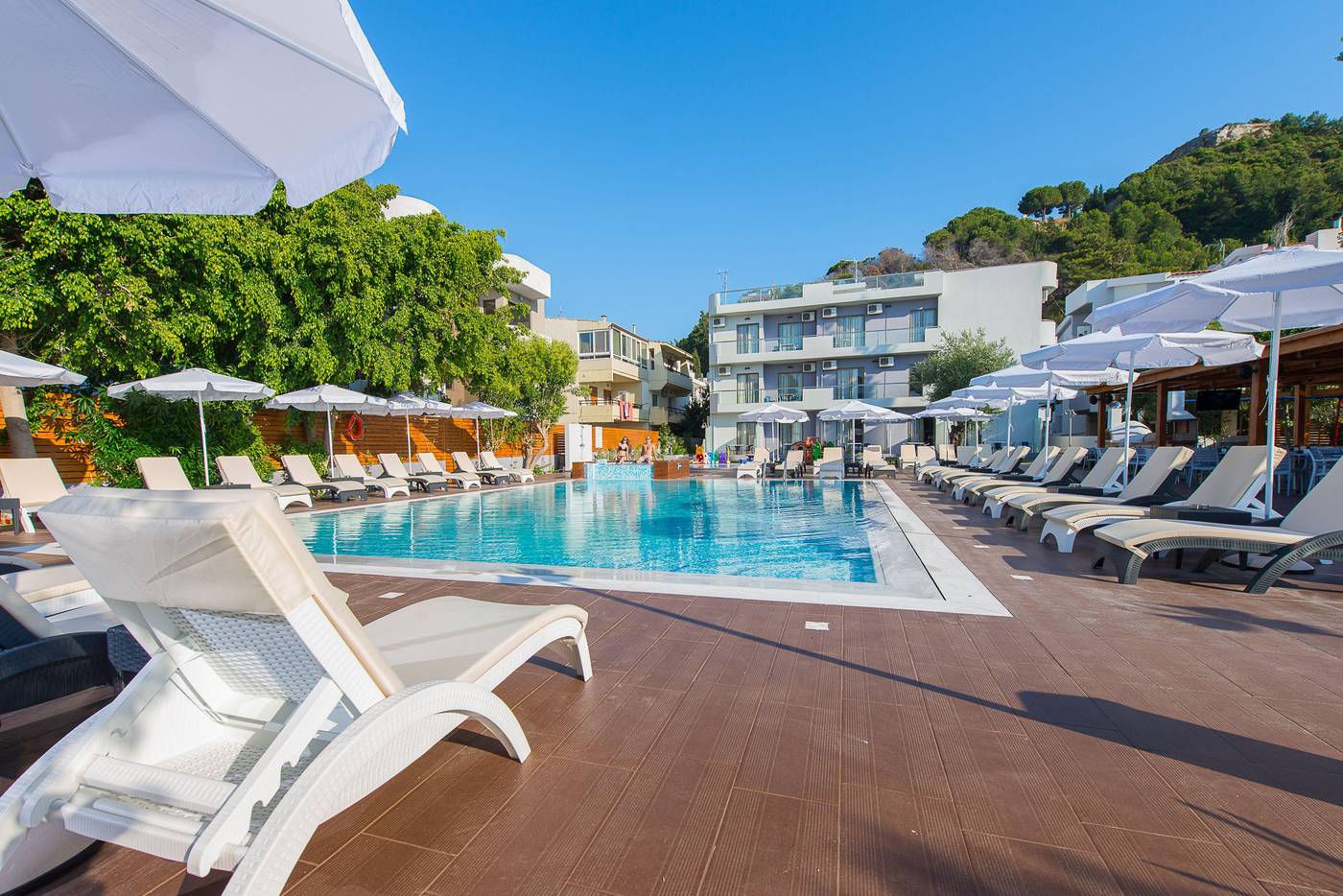 Sunny-Days-Apartments-Pool-10