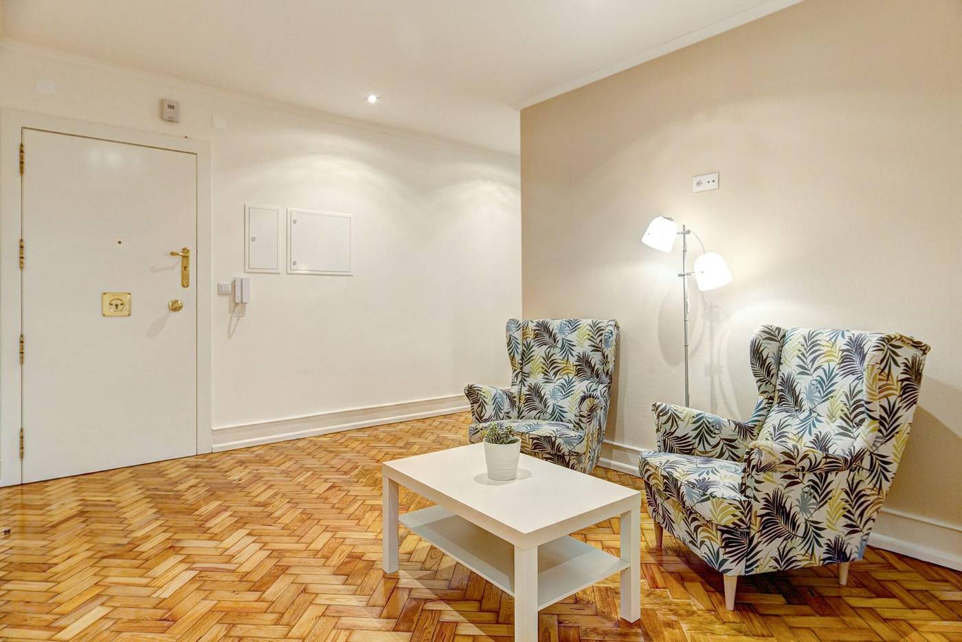 Home-Out-Rooms---Apartments-Room-10