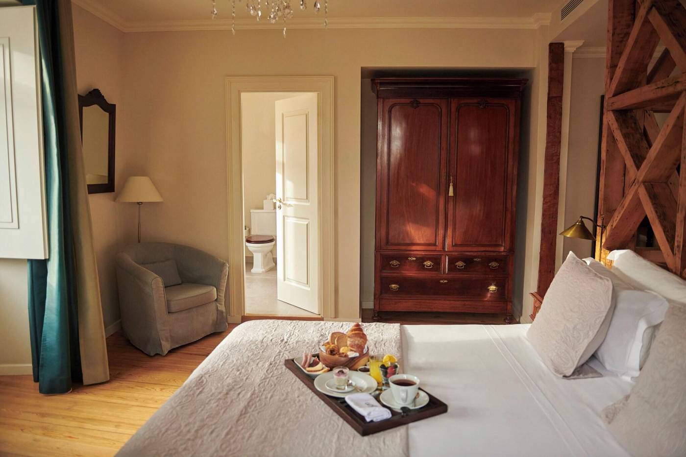 Alegria-A-Lisbon-Boutique-Hotel-Room-40