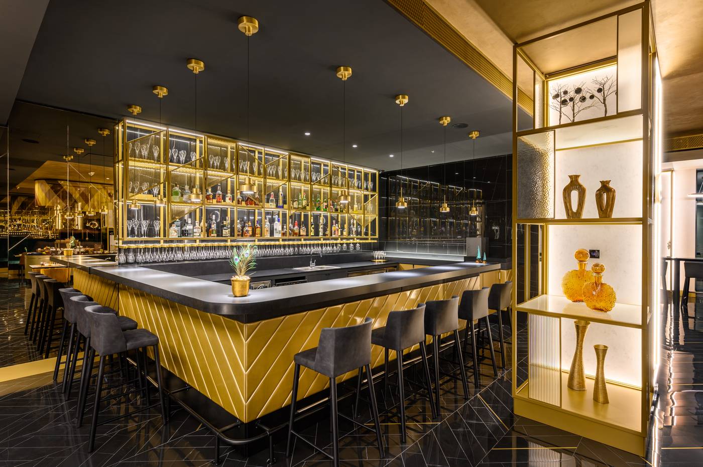 Hotel-Emerald---Suites-Bar-18