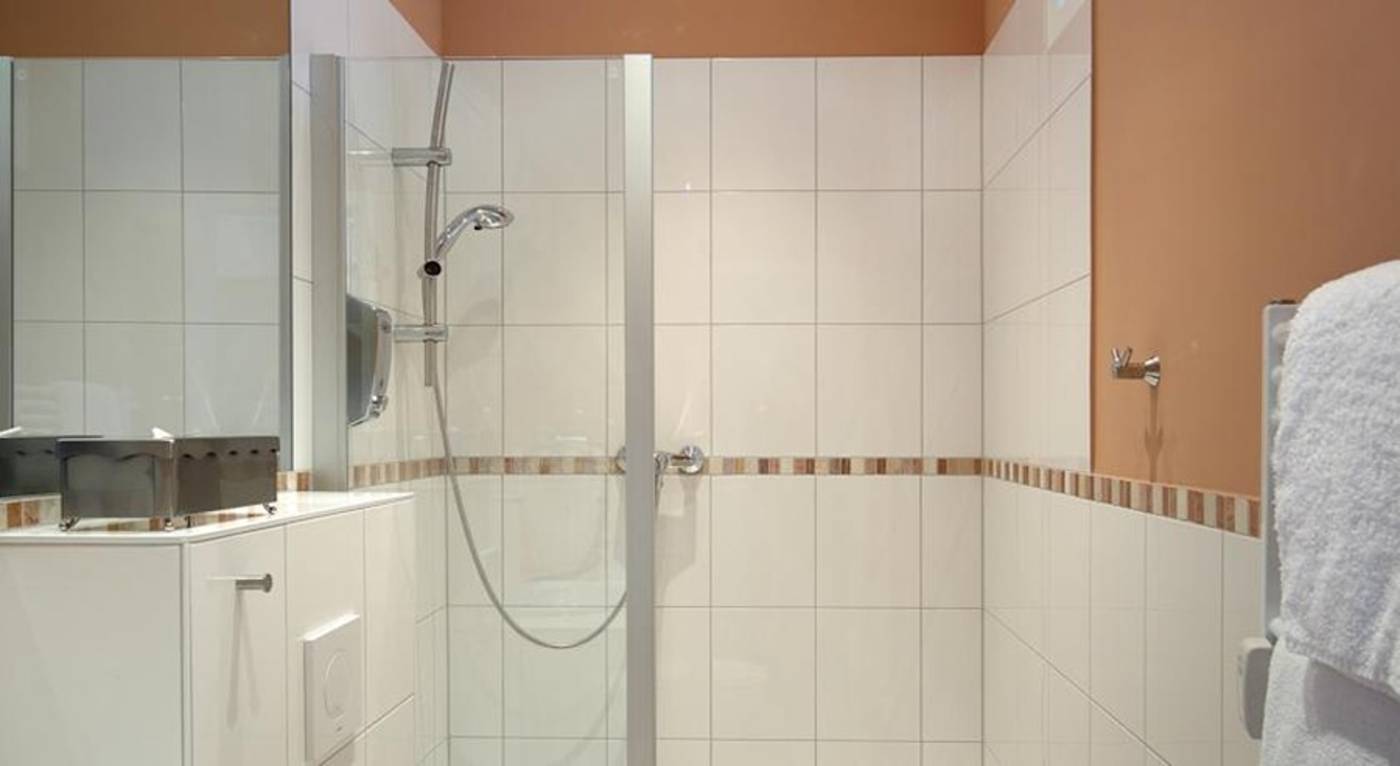 Air-in-Berlin-Hotel-Room-22