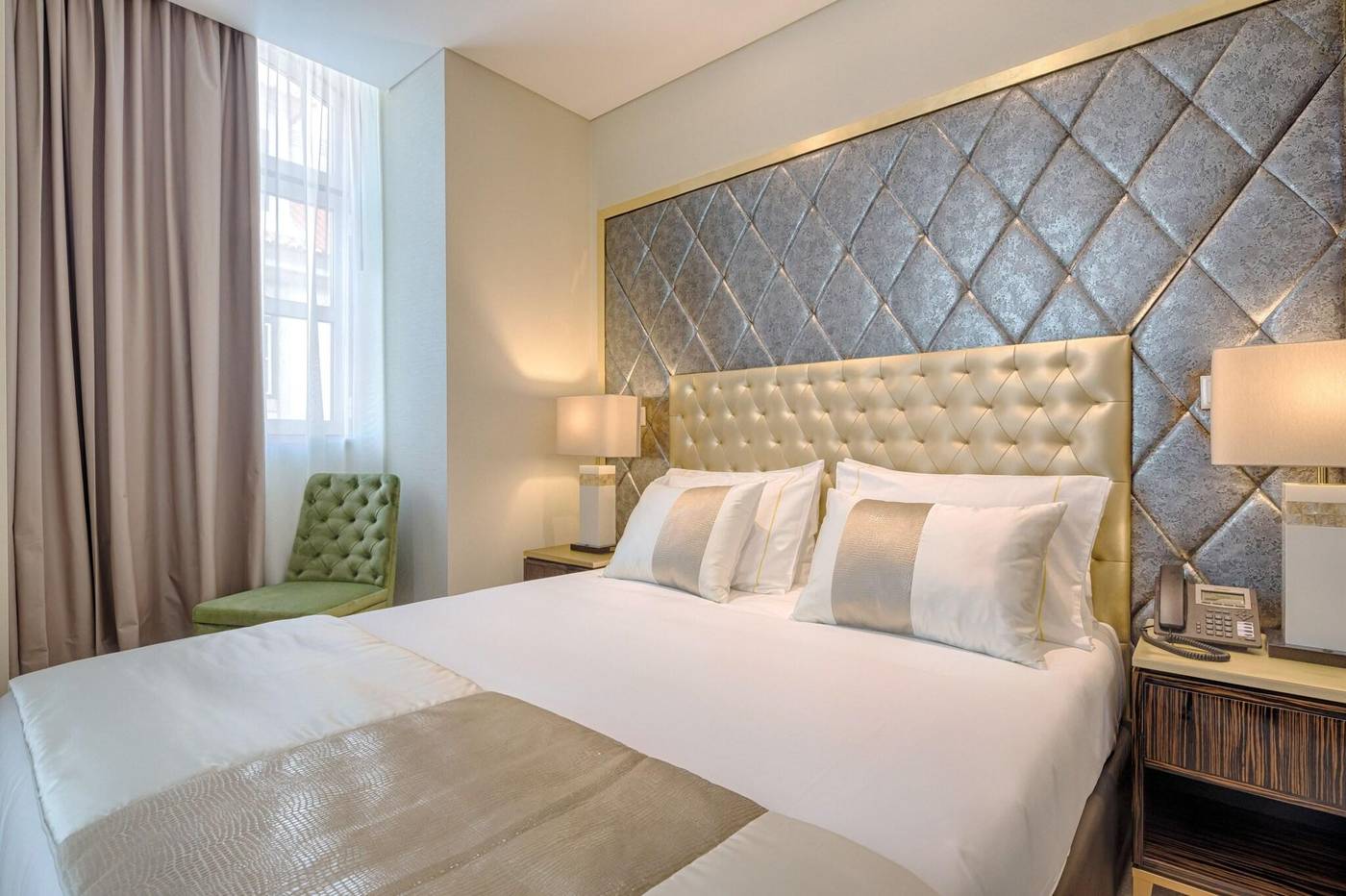 Meraprime-Gold-Design-Hotel-Room-18