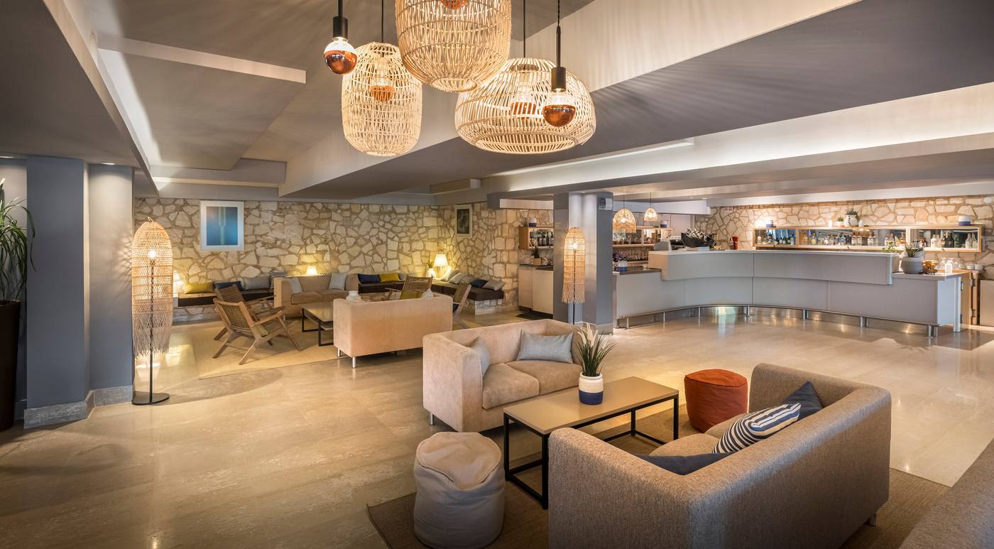 Valamar-Crystal-Hotel-Bar-17