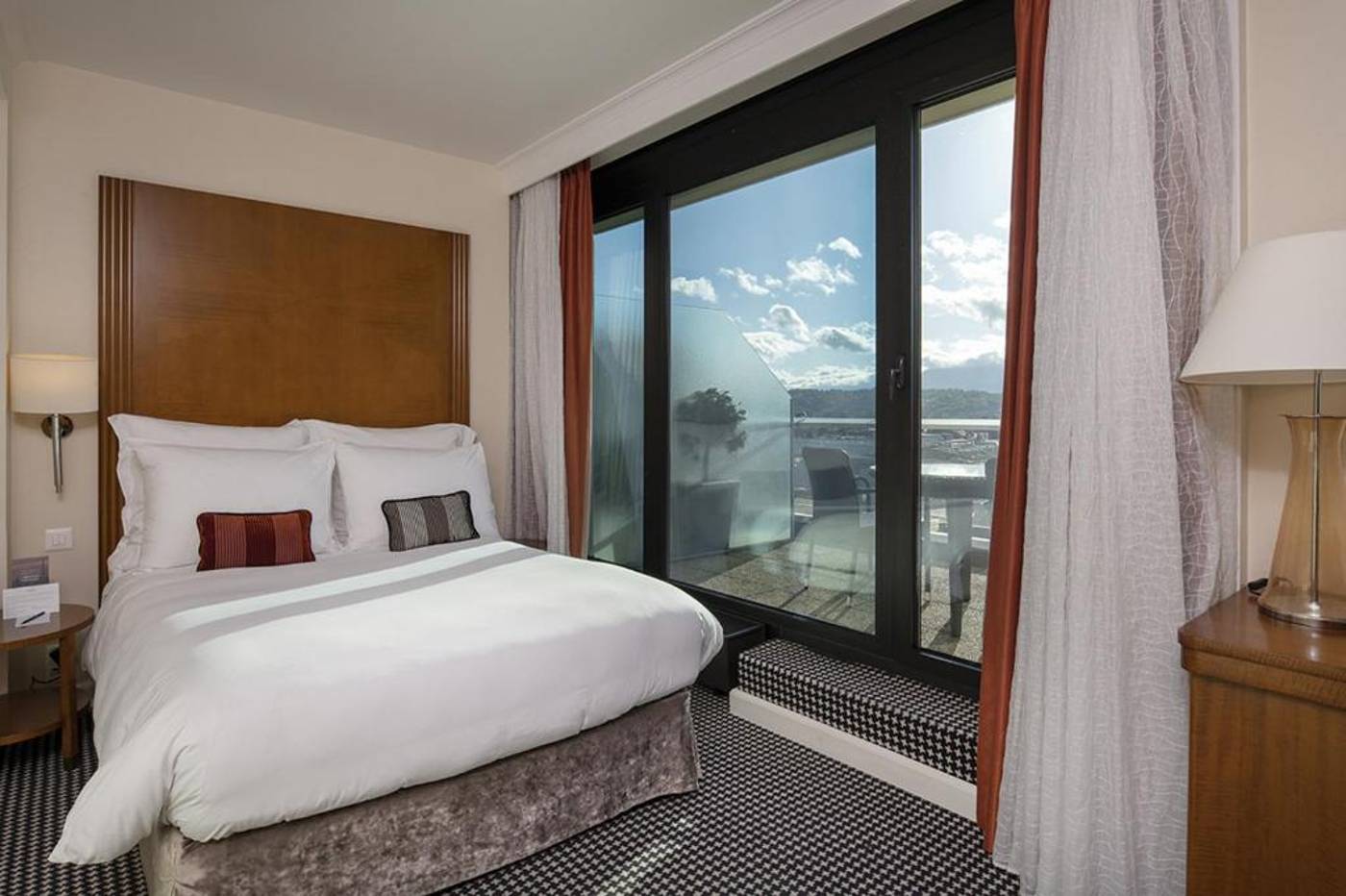 Warwick-Geneva-Room-20