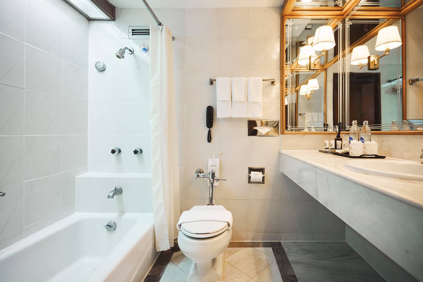 Montien-Hotel-Surawong-Room-45