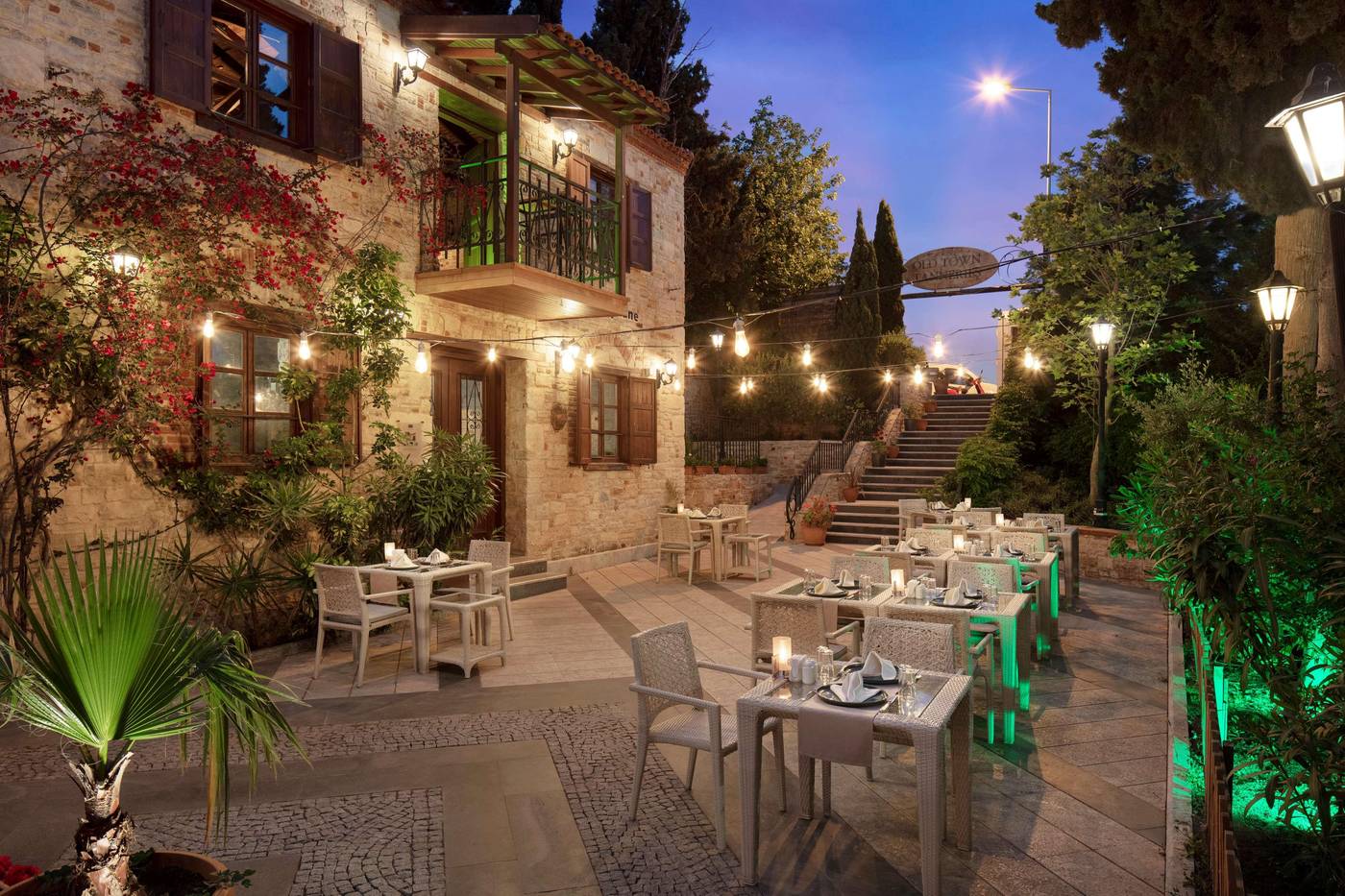 DoubleTree-by-Hilton-Kusadasi-Restaurant-5