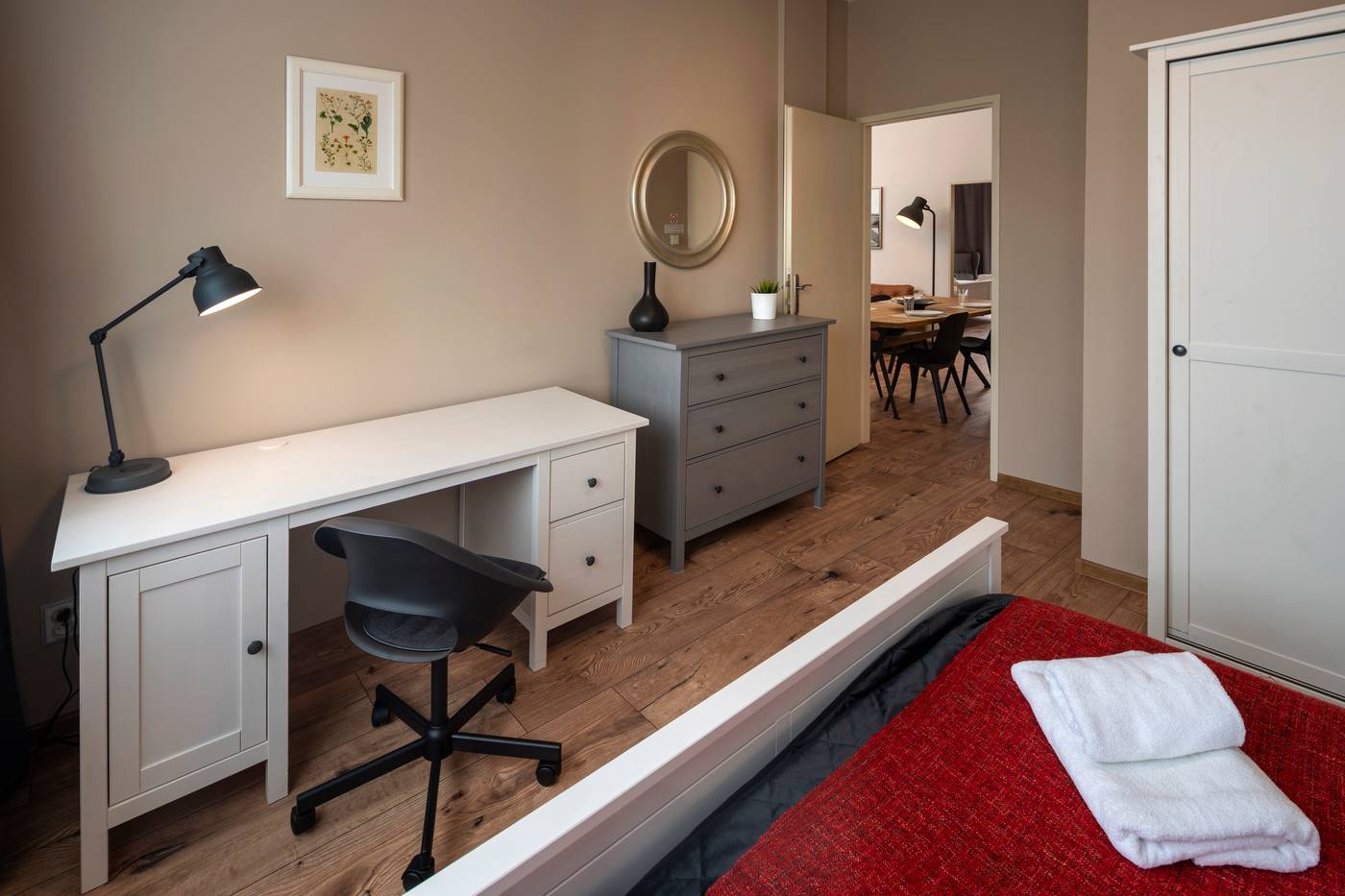 Apple-Apartments-Room-29