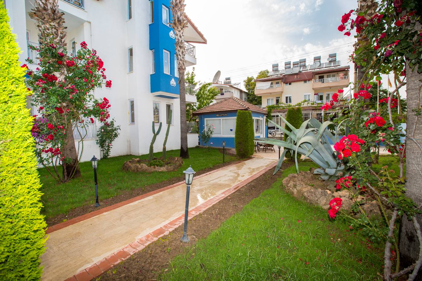 Side-Papaya-Apart-Hotel-Lobby-17