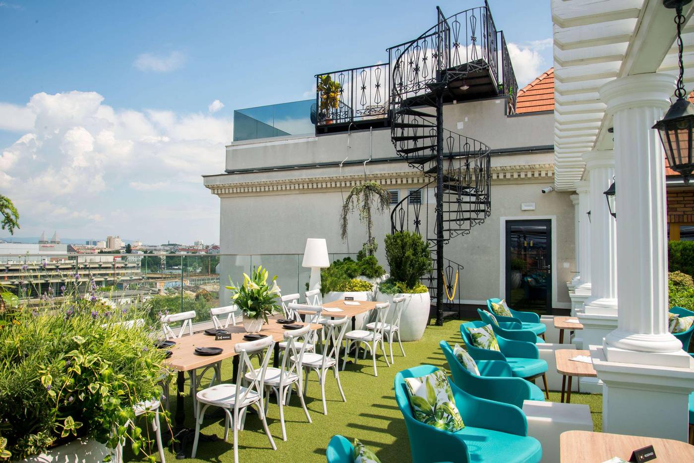 Mystery-Hotel-Budapest-Bar-51